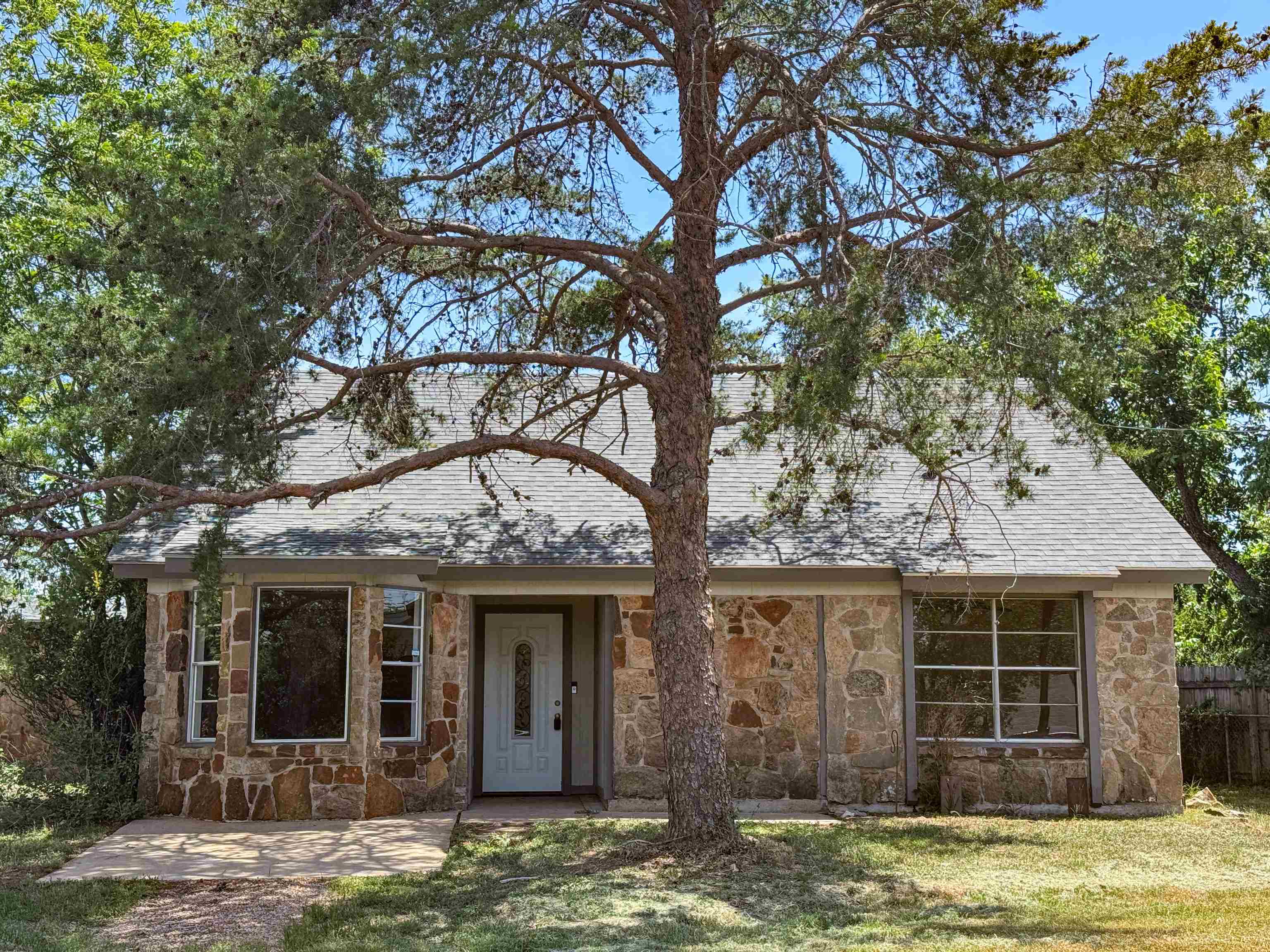 400 N River Oaks Drive — photo