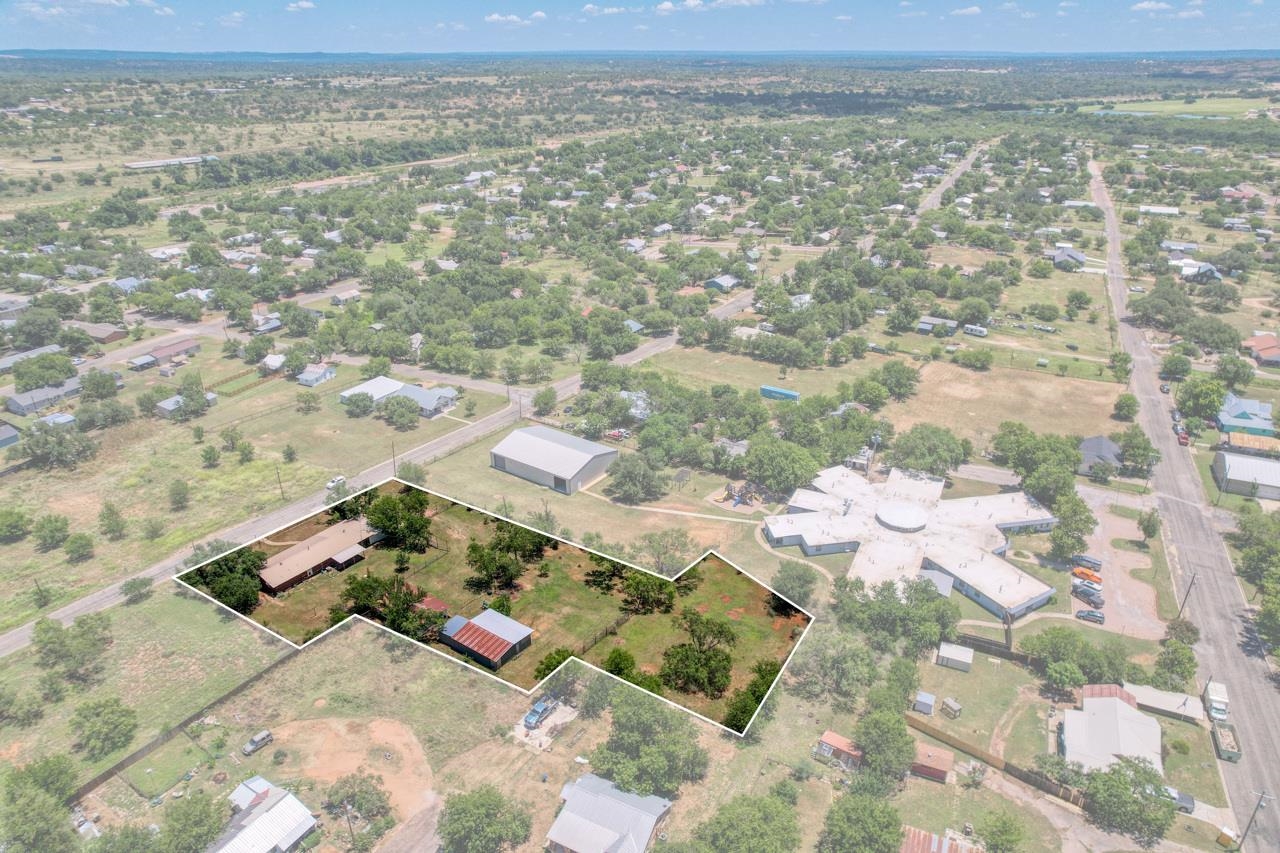 506 E Wallace Street, Llano, TX 78643 — photo 2
