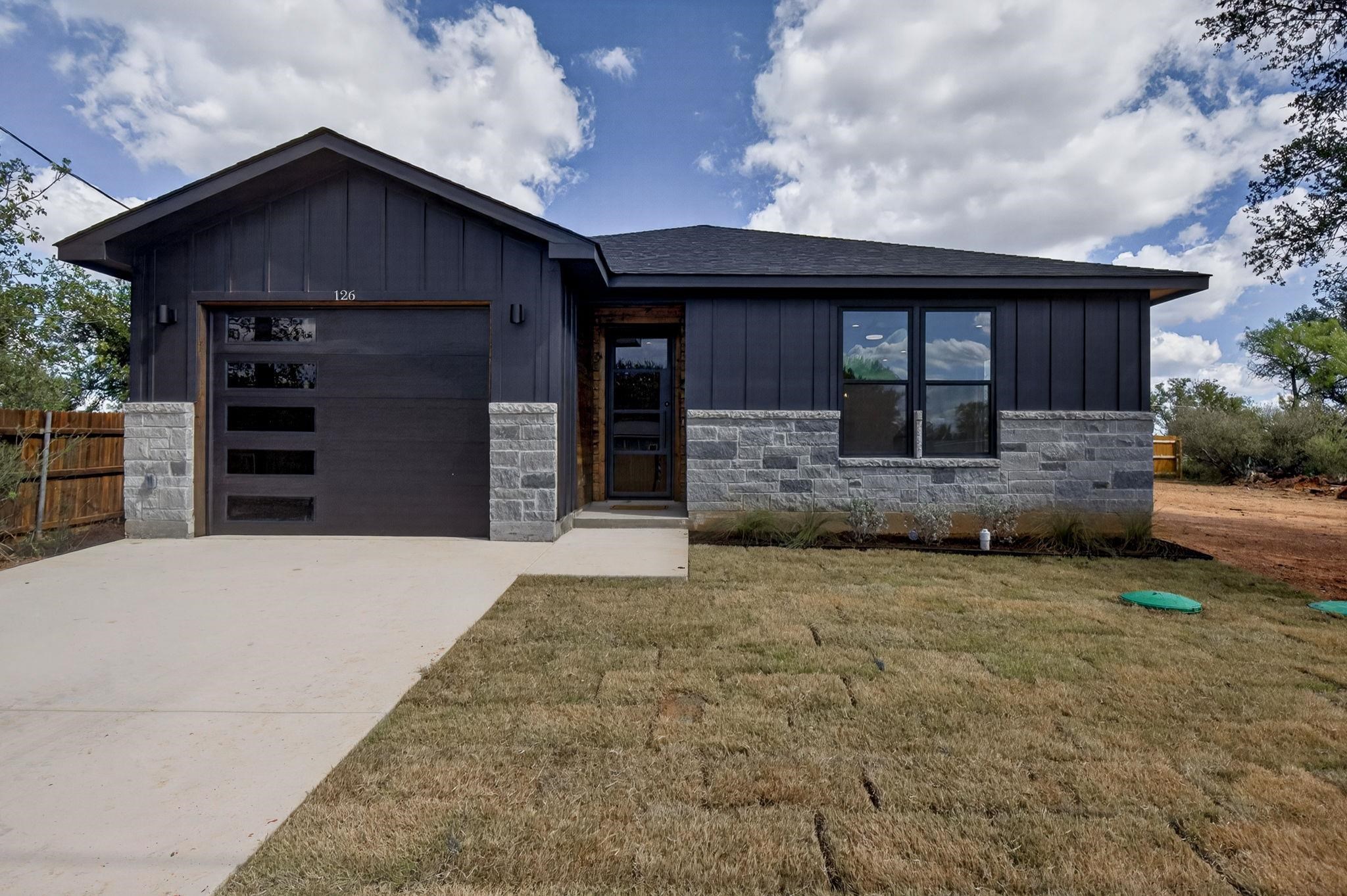126 W Maple Dr — photo