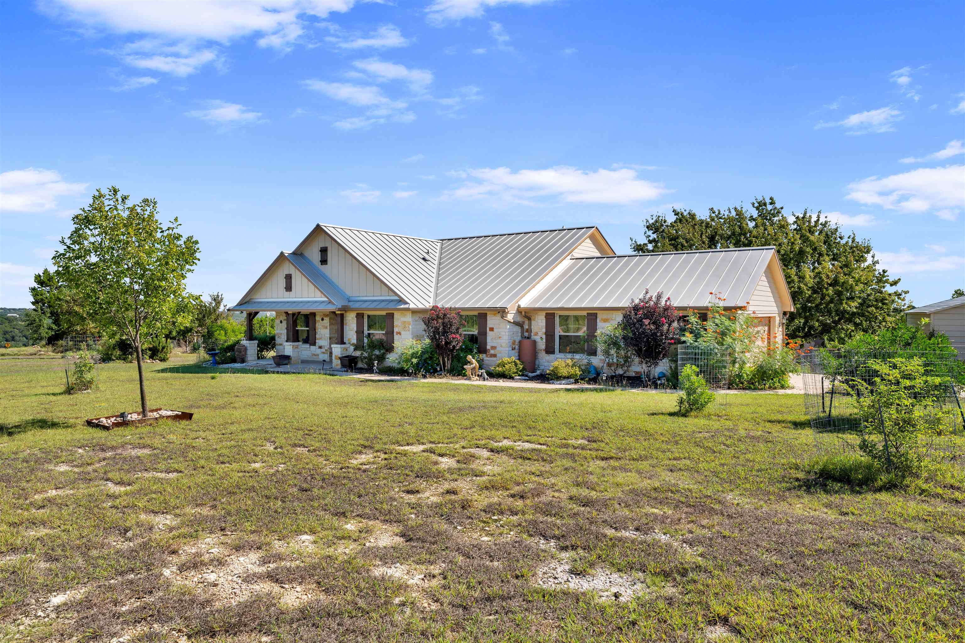 560 Saddle Ridge Dr — photo