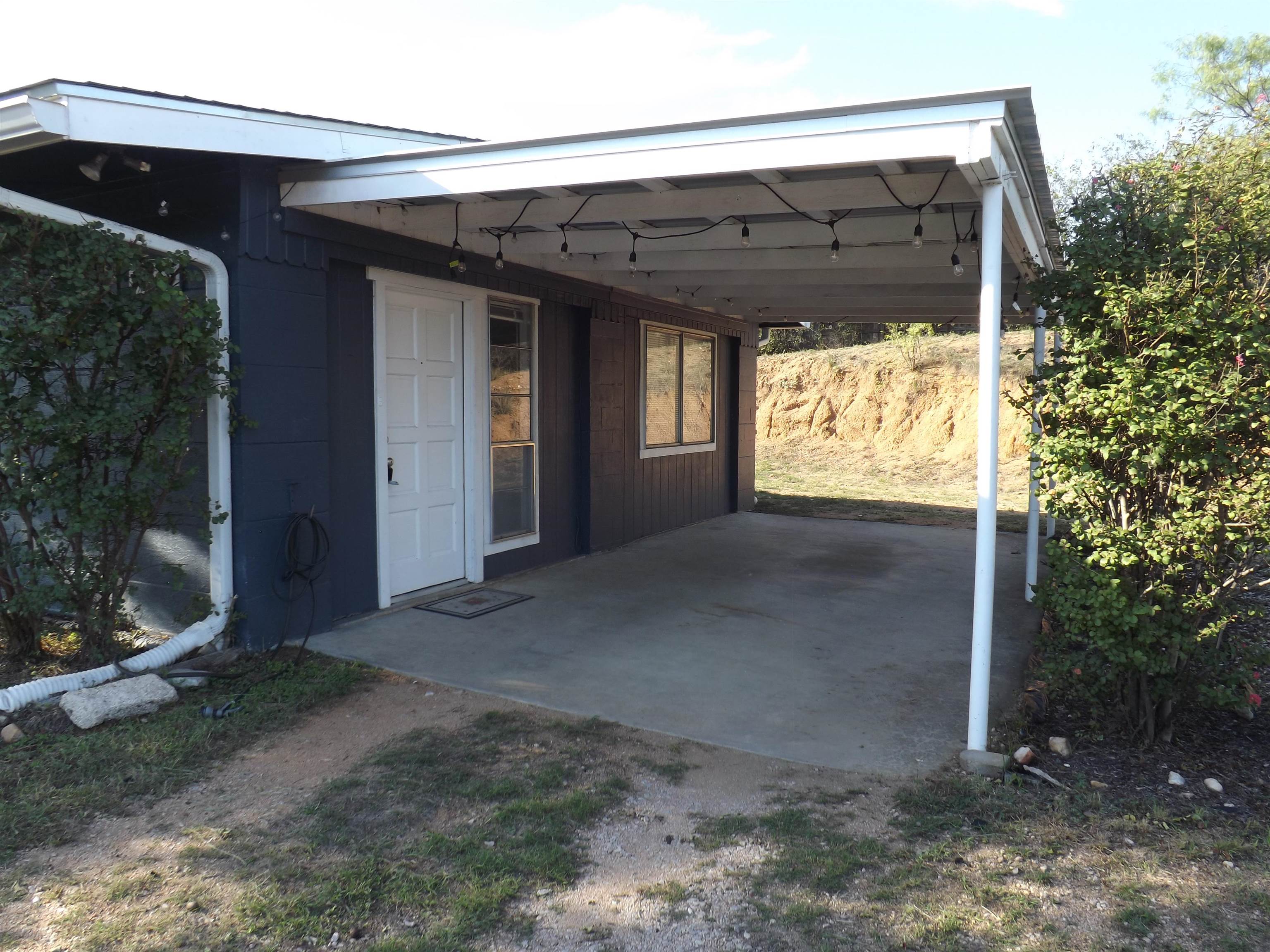 1635 B River Oaks Dr — photo