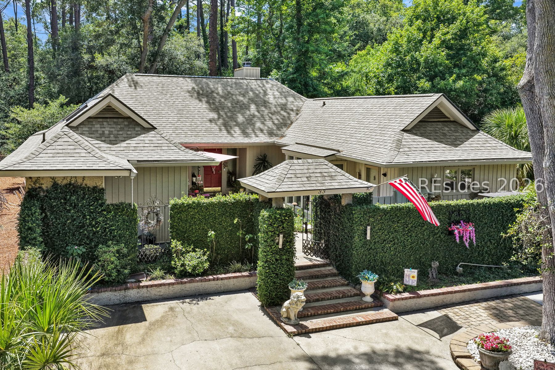 33 Oak Court — photo