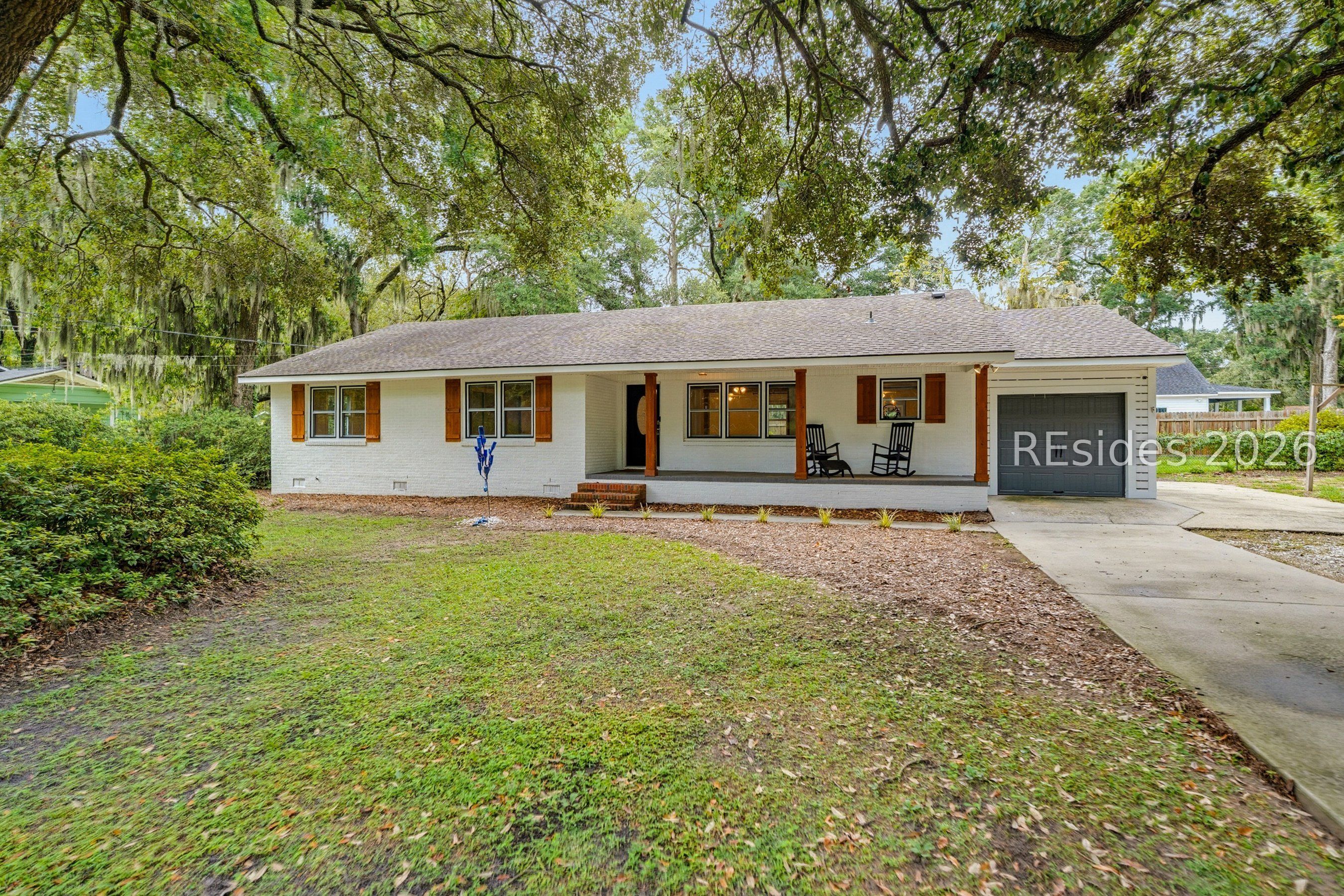 8 Miller Drive W — photo