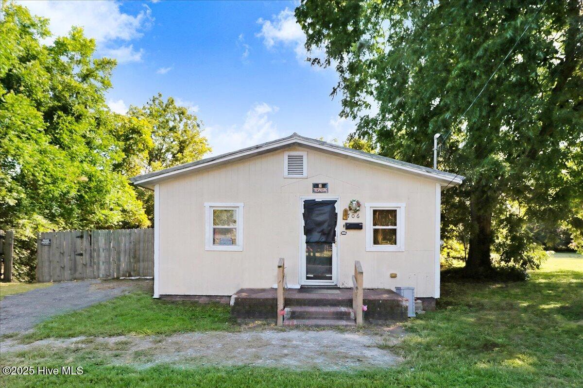 706 Caswell Street — photo