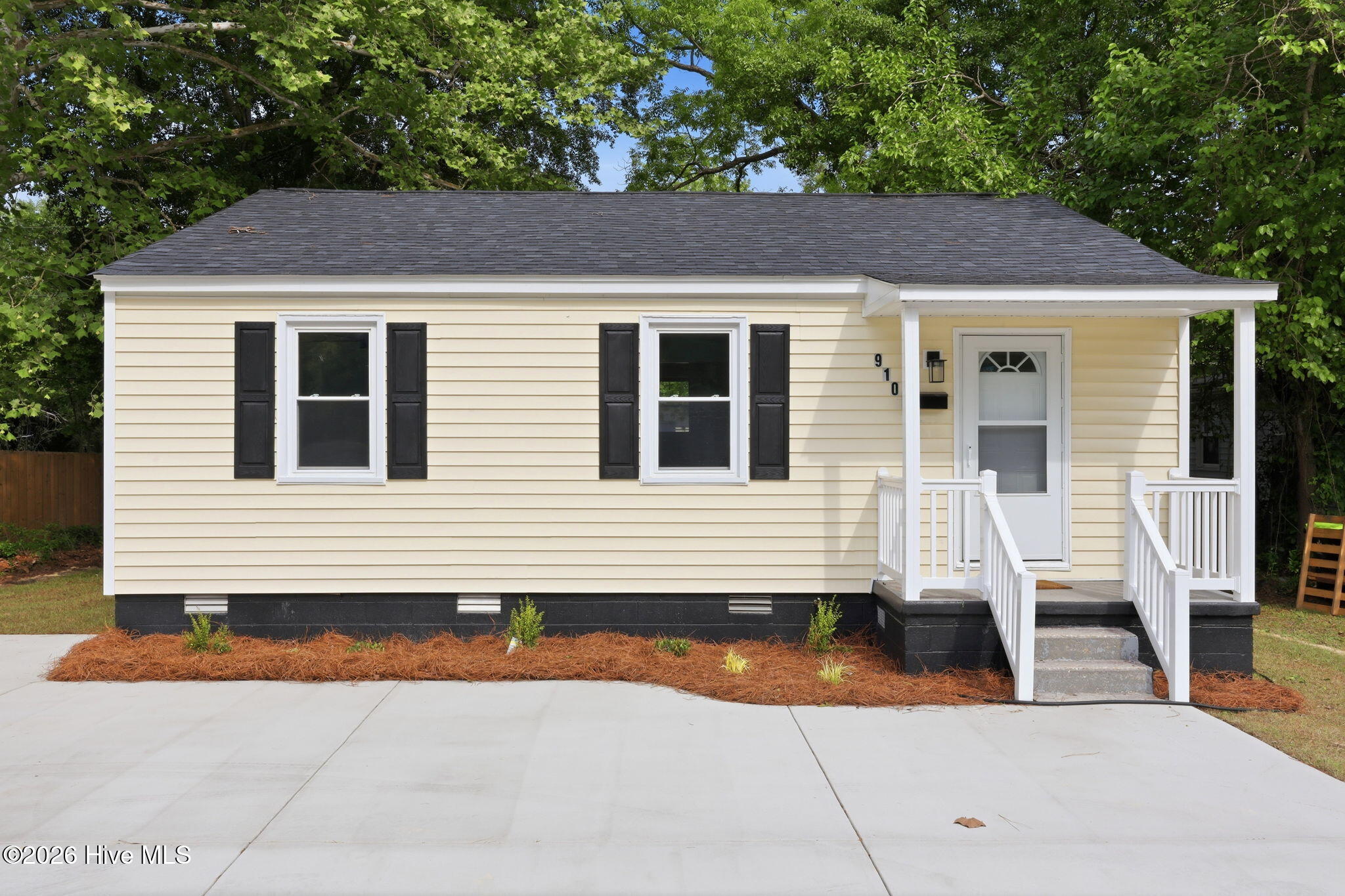 910 Simmons Street — photo