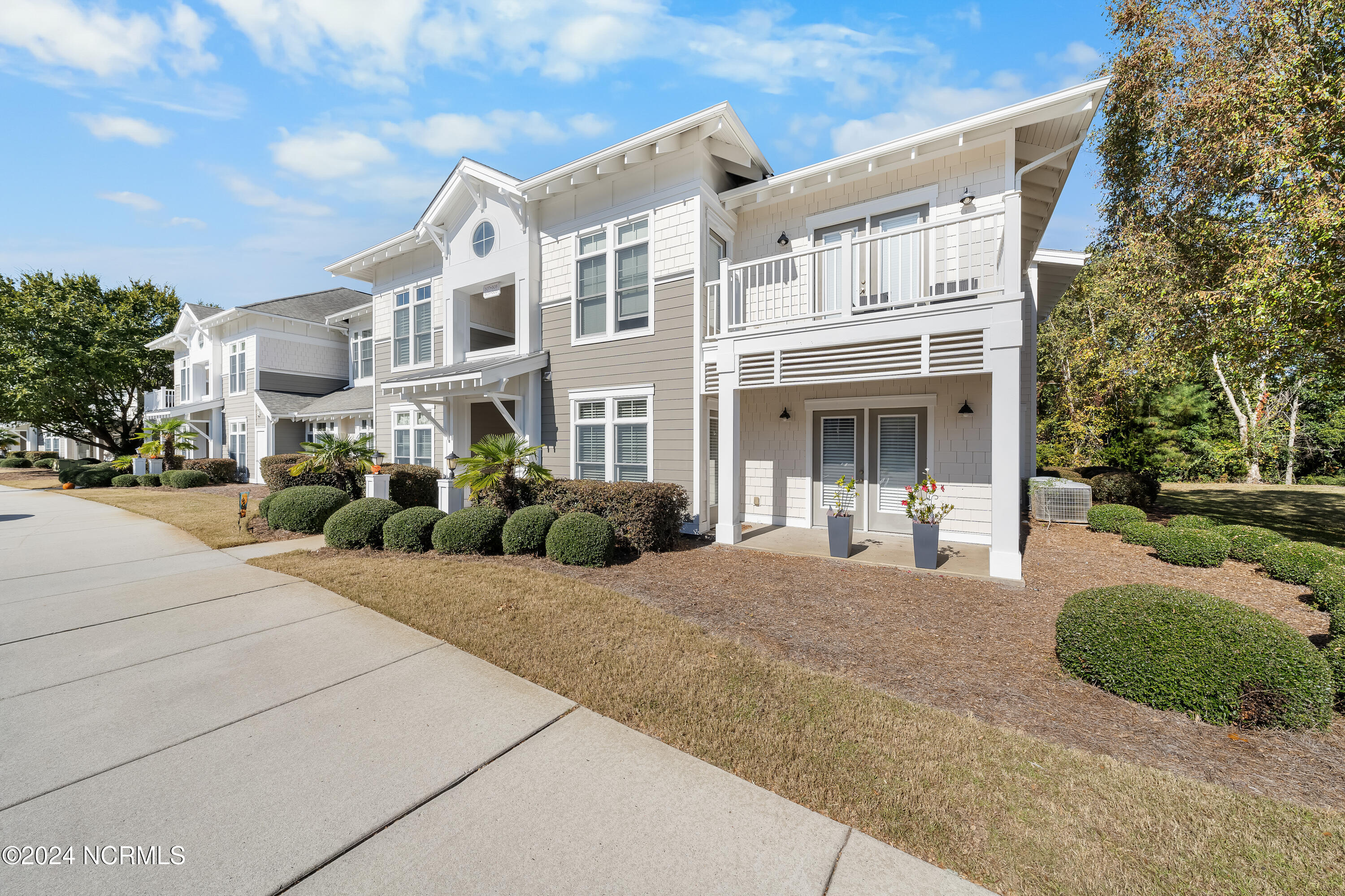 2537 St James Drive SE 807 — photo