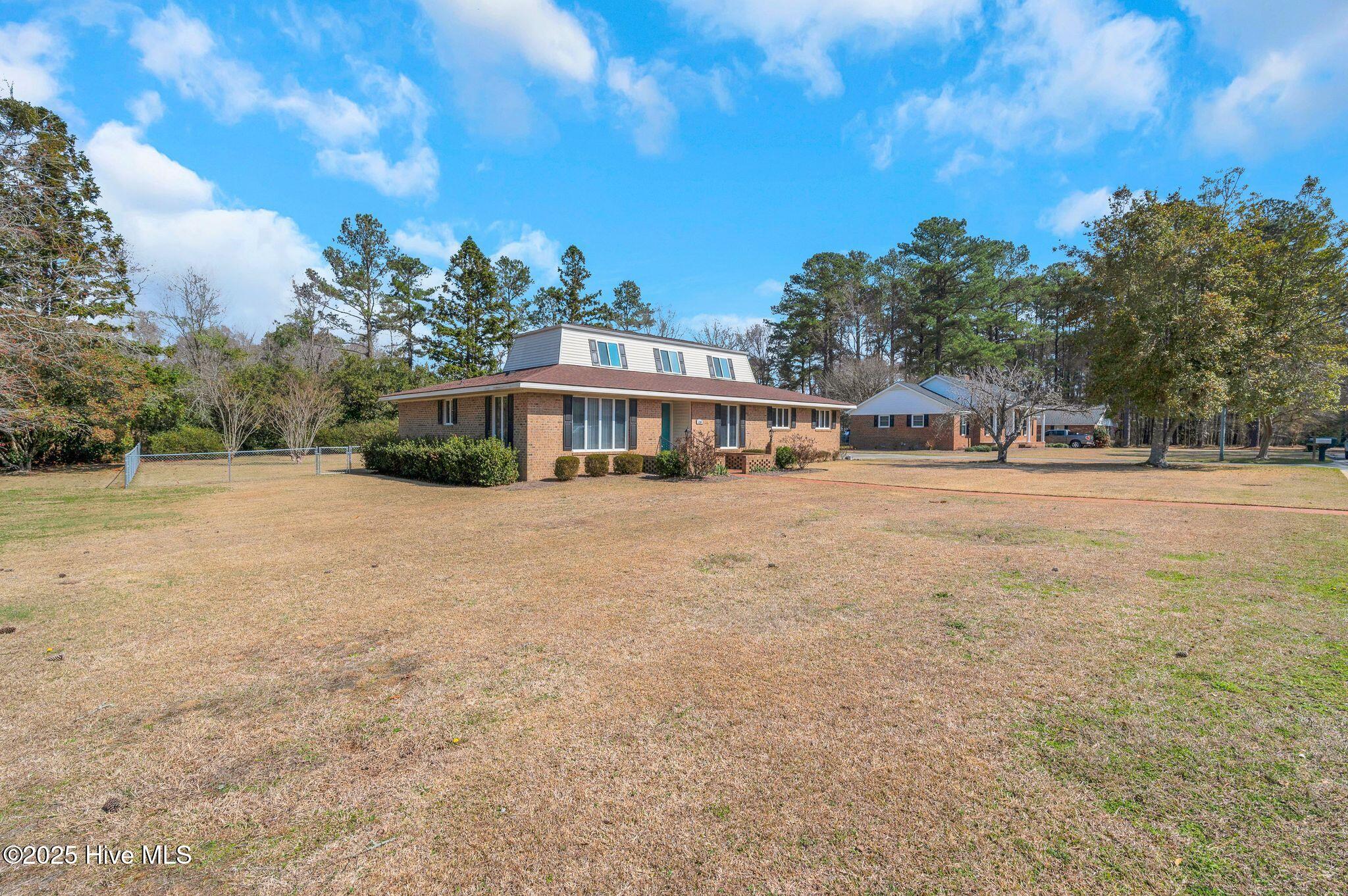 320 Pinecrest Drive — photo