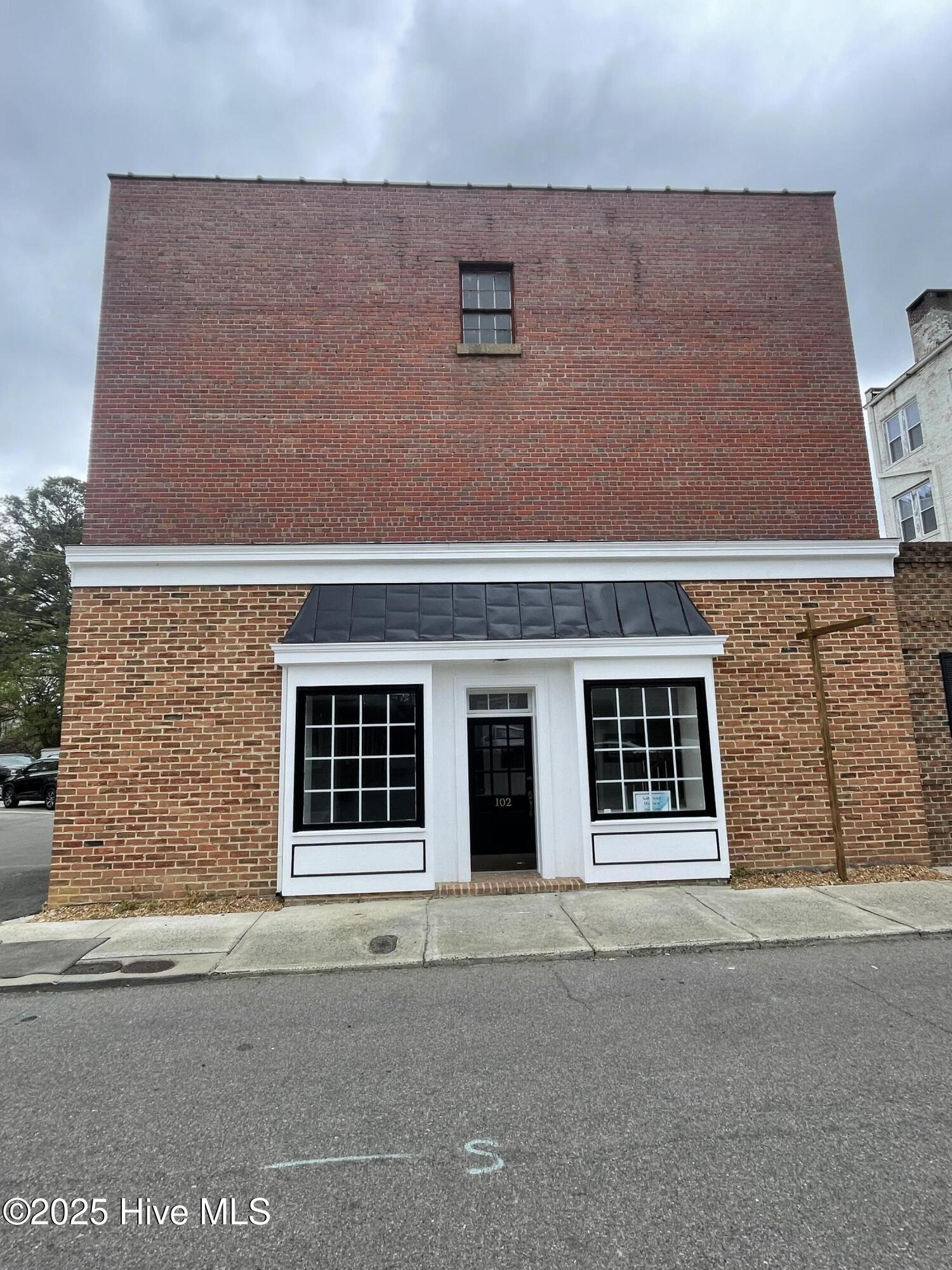 102 W Eden Street — photo