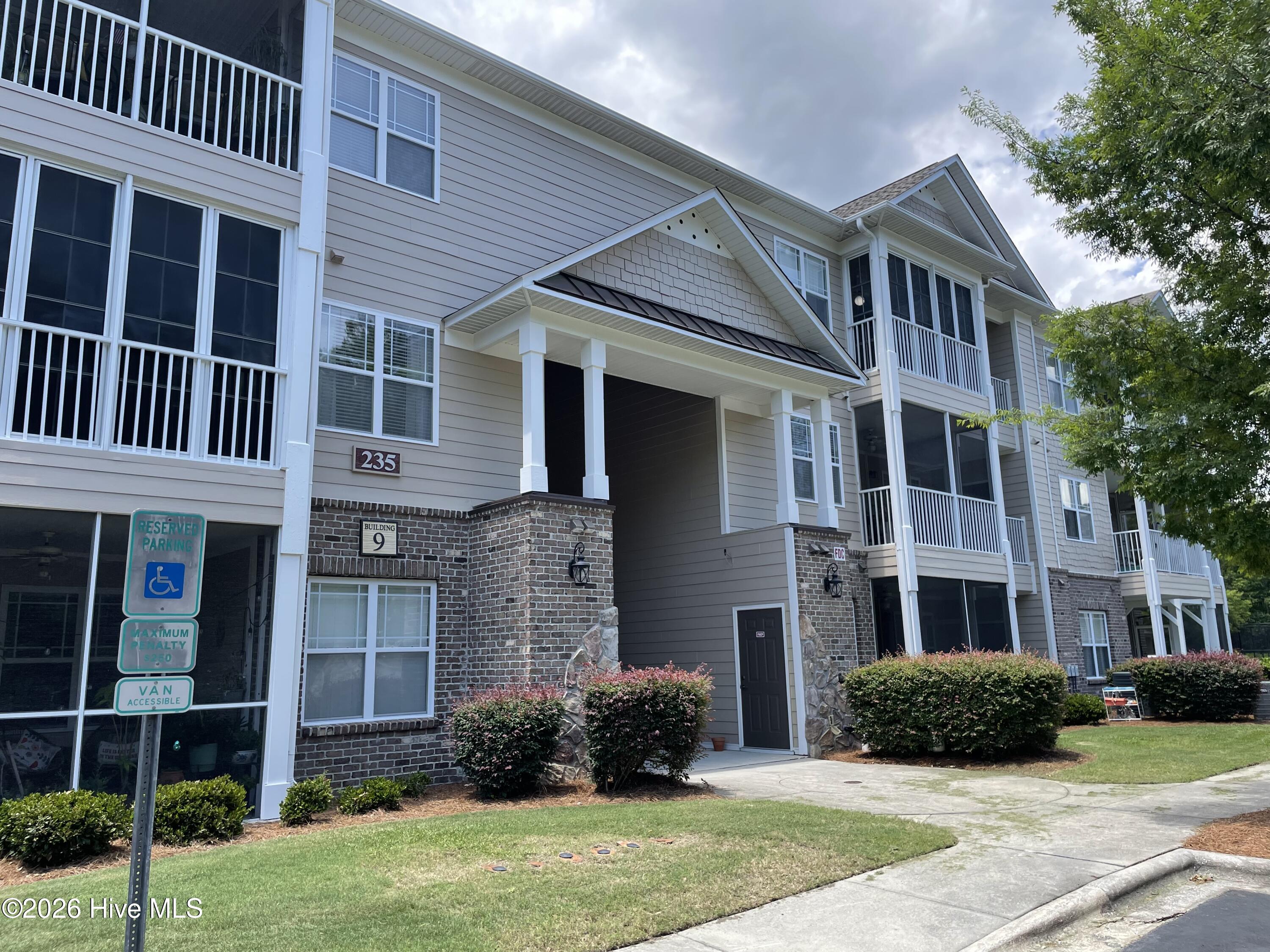 235 Woodlands Way Unit 13 — photo