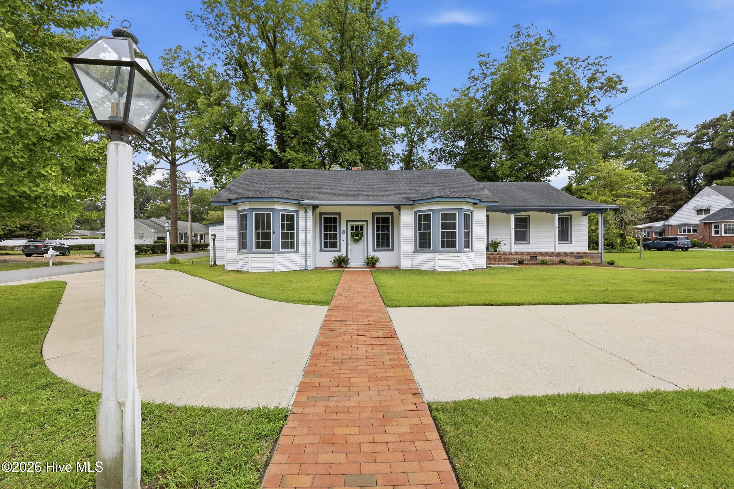1615 Parkview Drive — photo