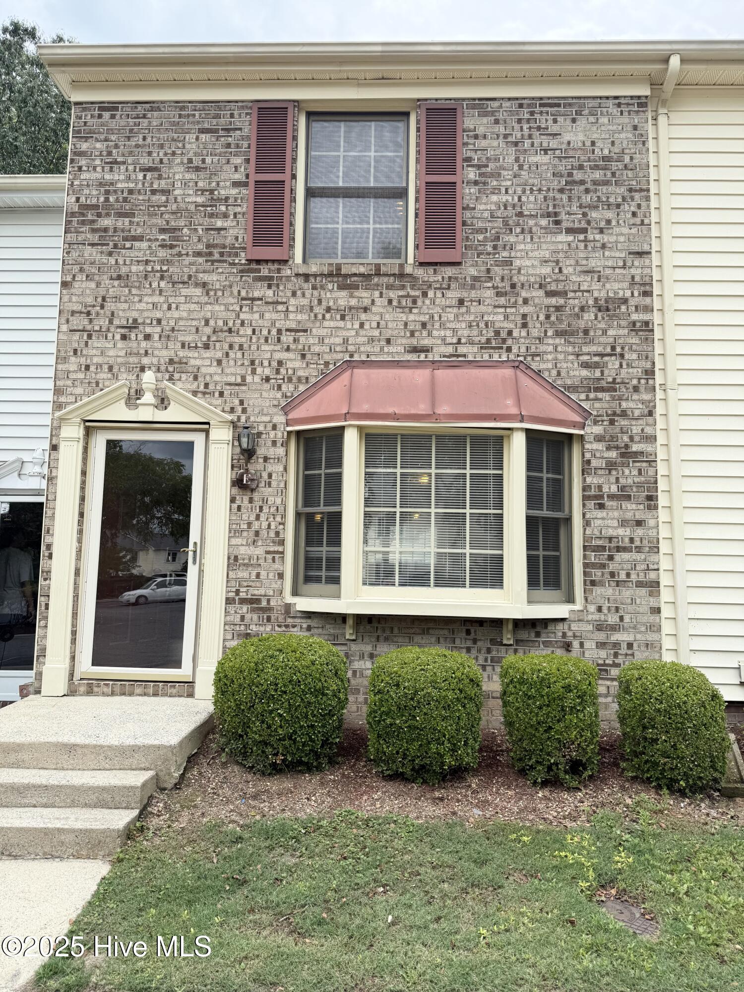 2907 Cedar Creek Road E — photo