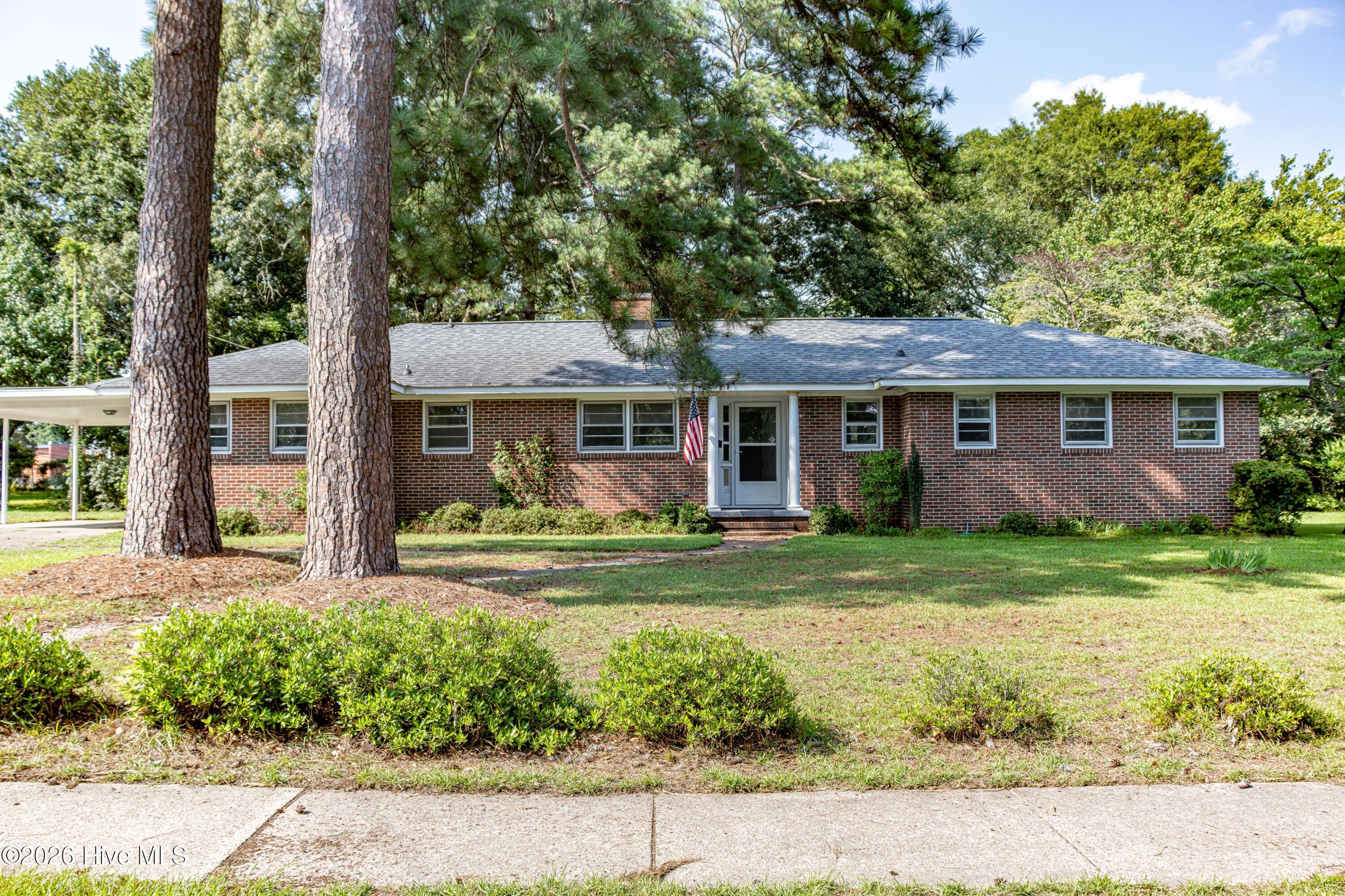 807 E Holly Street — photo