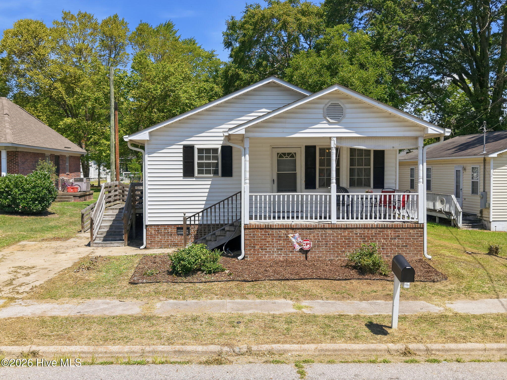 810 E Saint John Street — photo