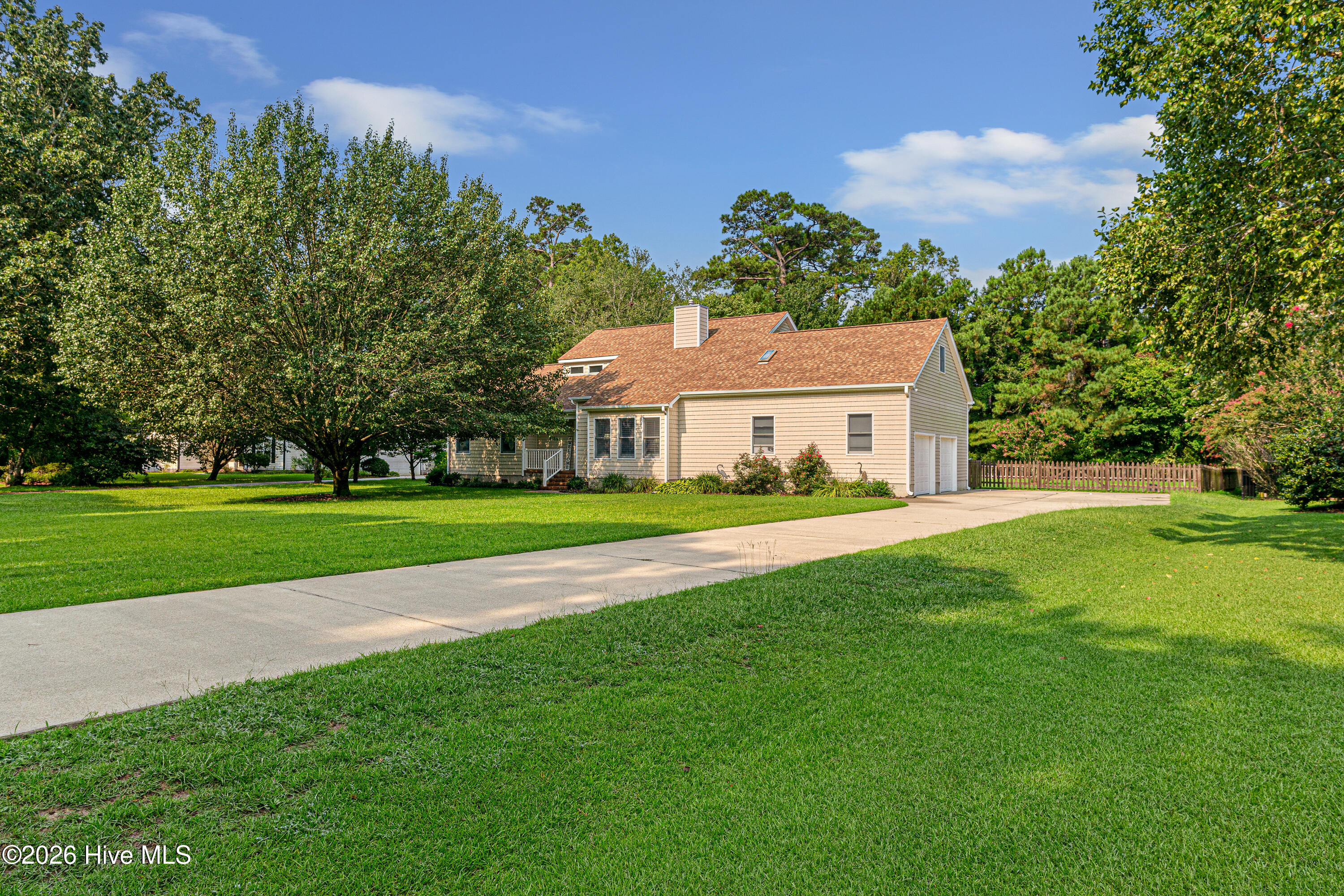 415 Hillcrest Drive — photo