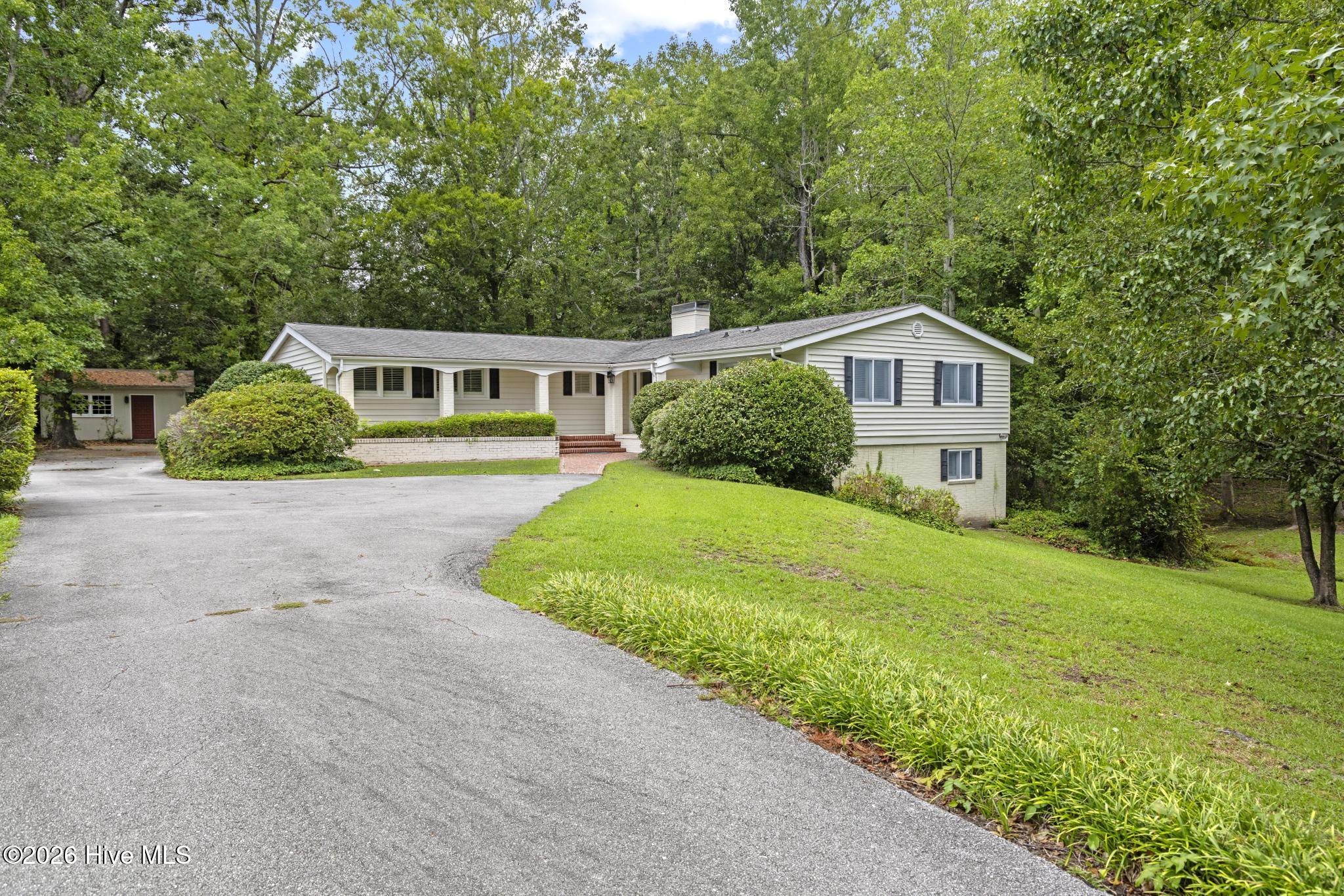 402 Country Club Drive — photo