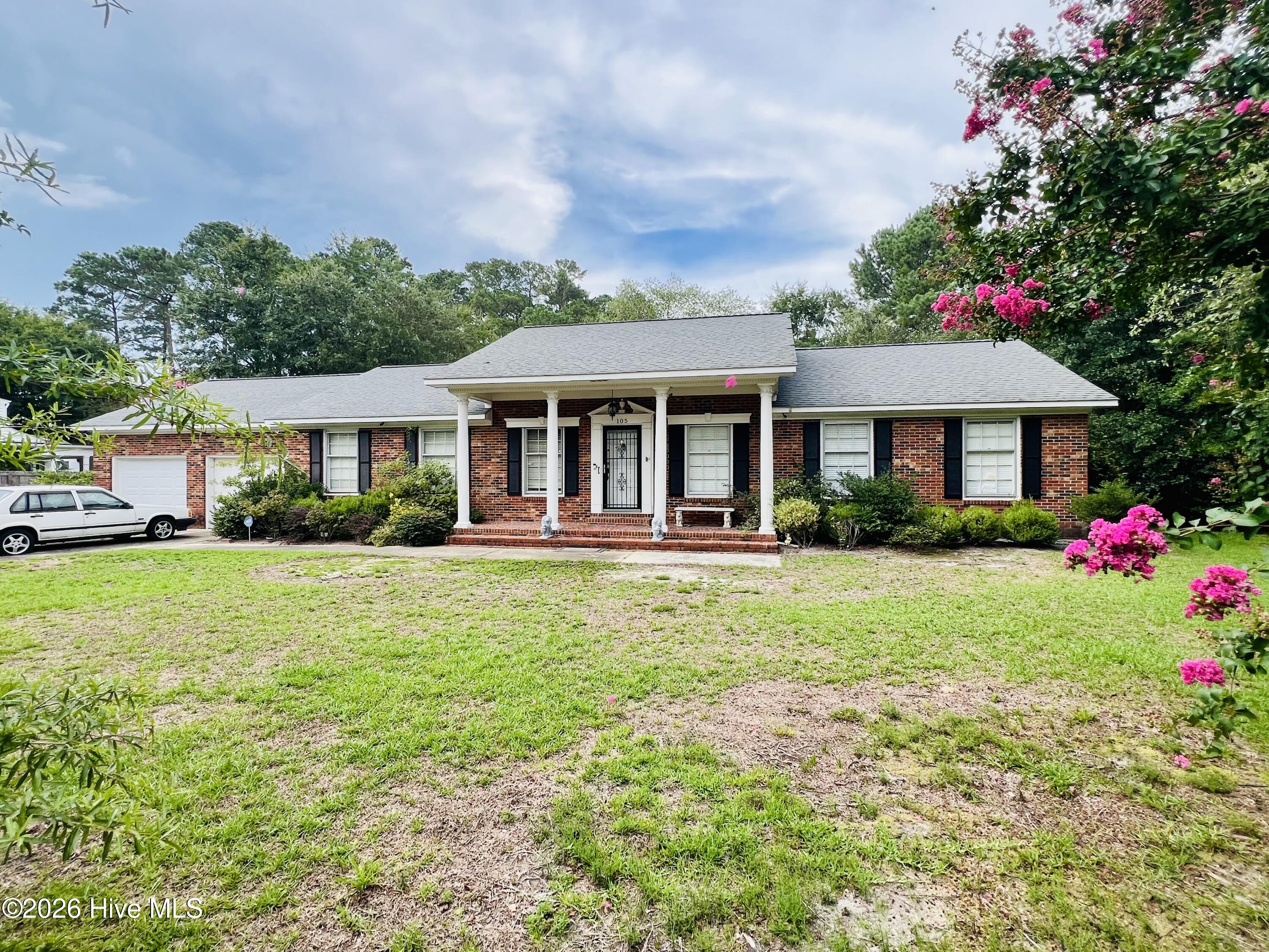 105 Country Club Circle — photo