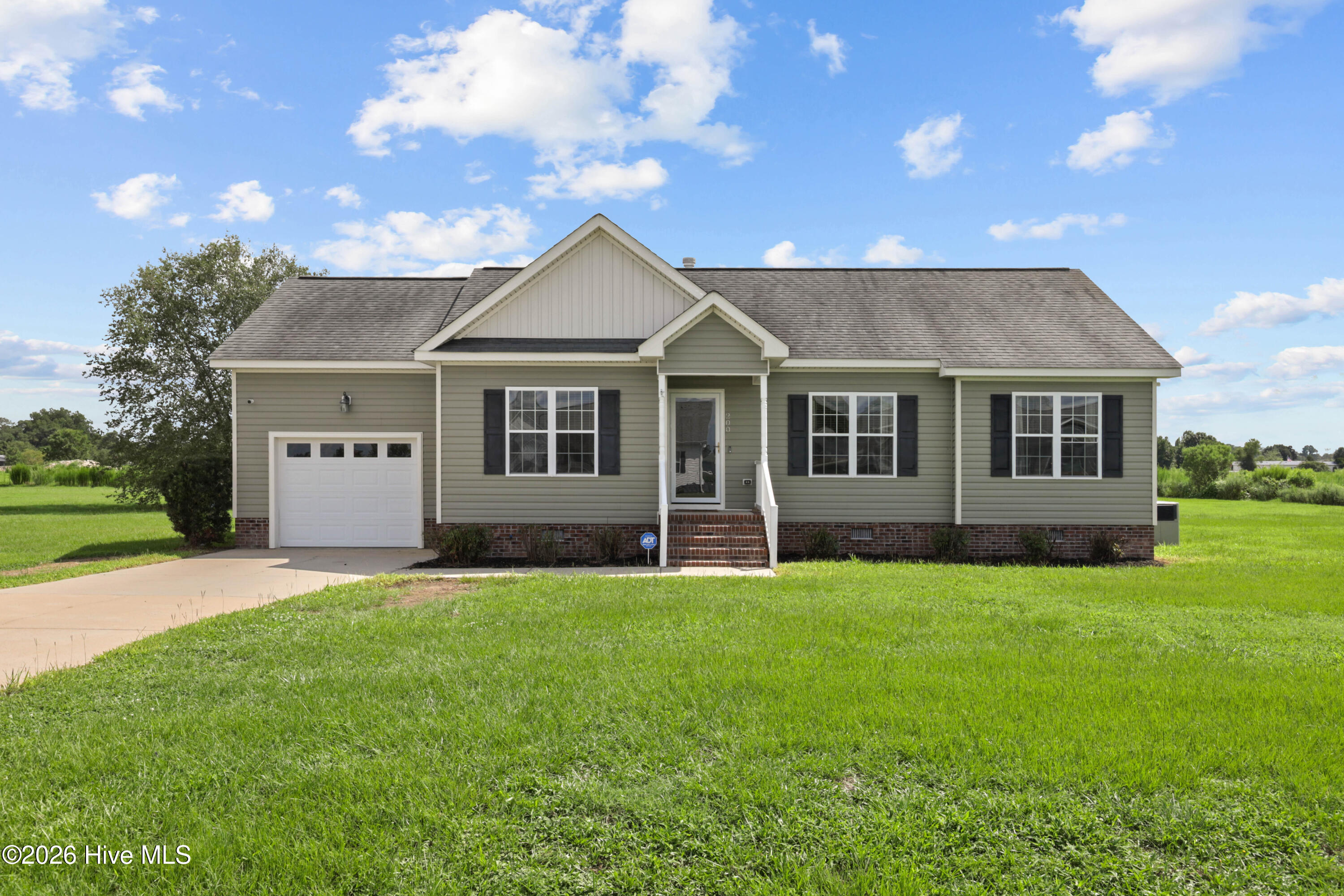 200 Labrador Court — photo