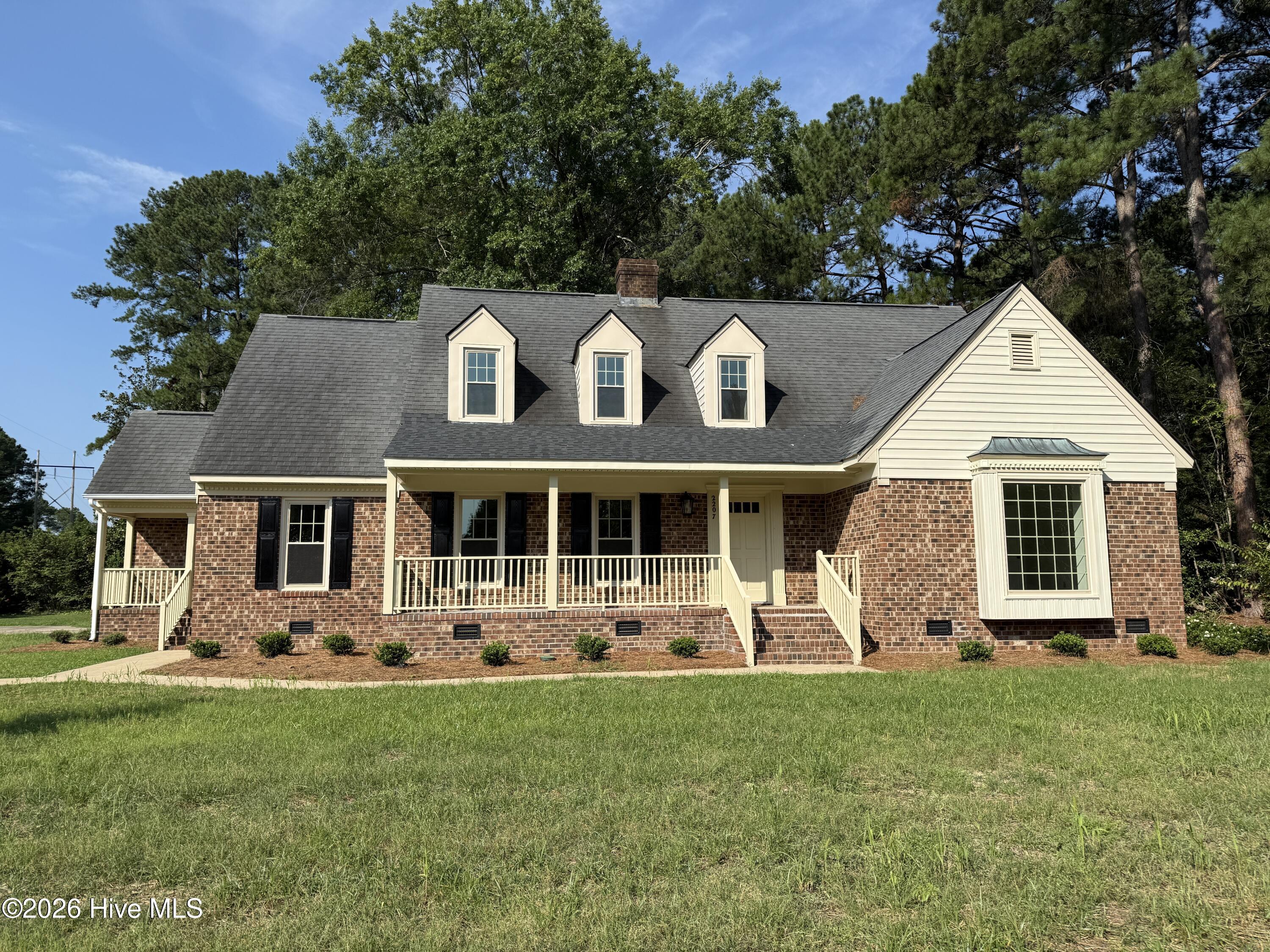 2207 Greenwich Lane NW — photo
