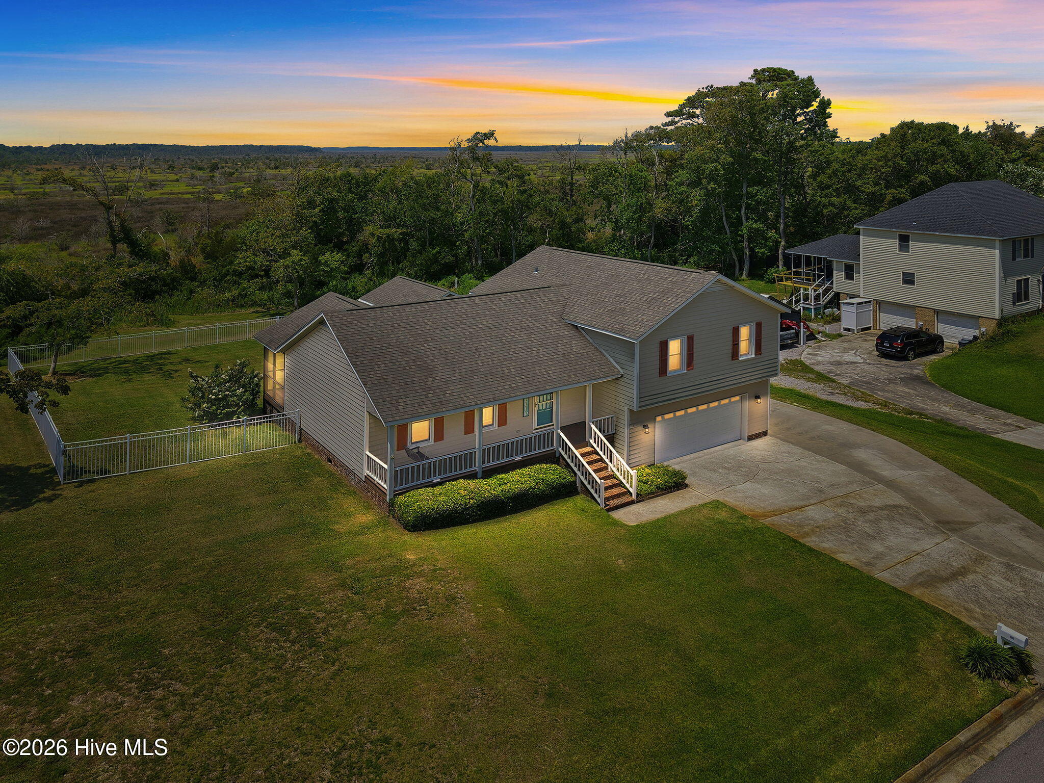907 Oak Drive — photo