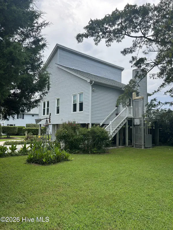 100 Longview Court — photo