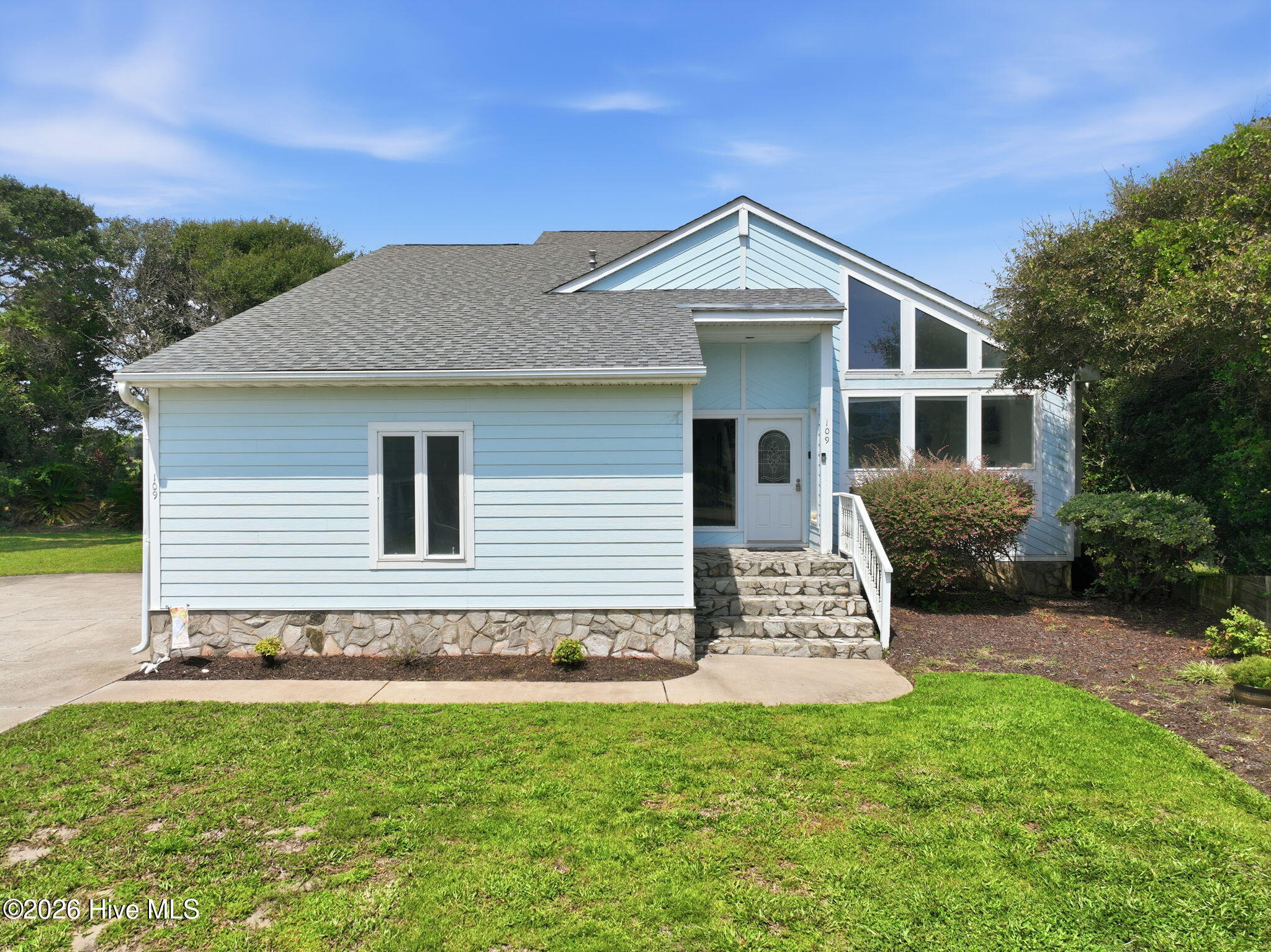 109 Oakleaf Drive — photo