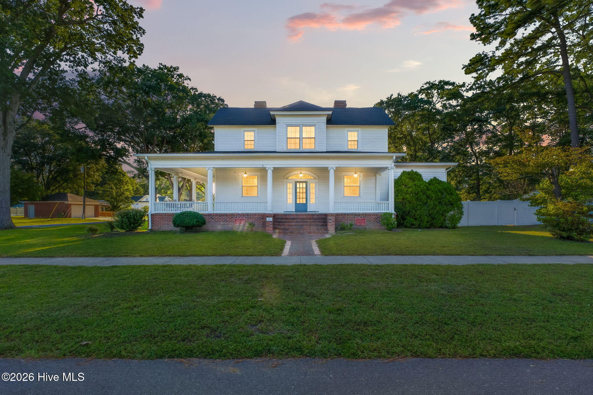 301 NW Railroad Street — photo