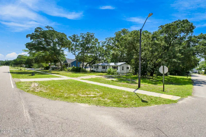 2607 W Oak Island Drive — photo