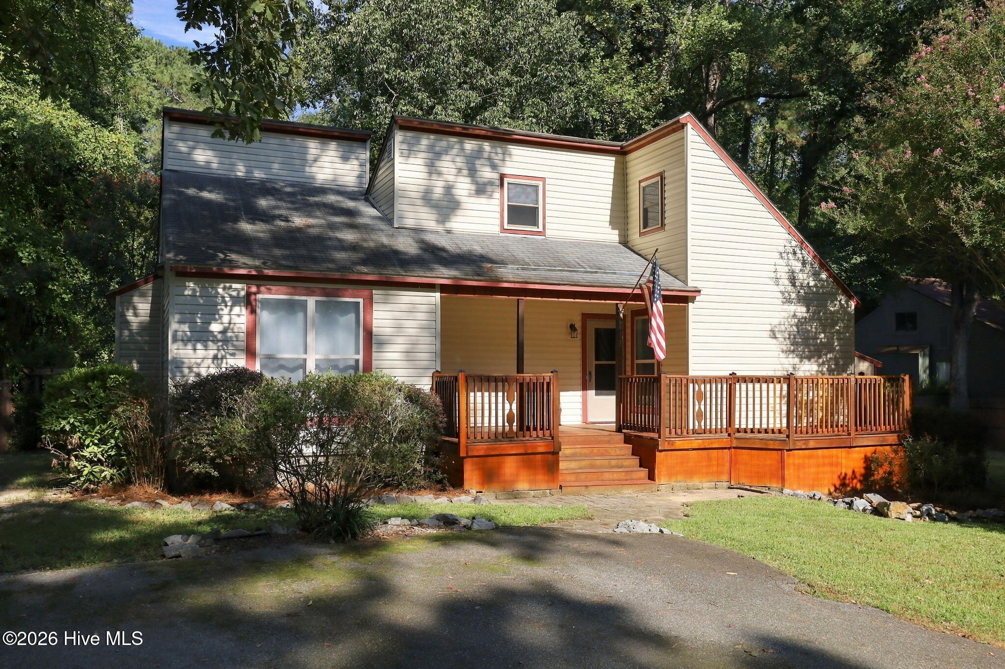814 River Hill Drive — photo