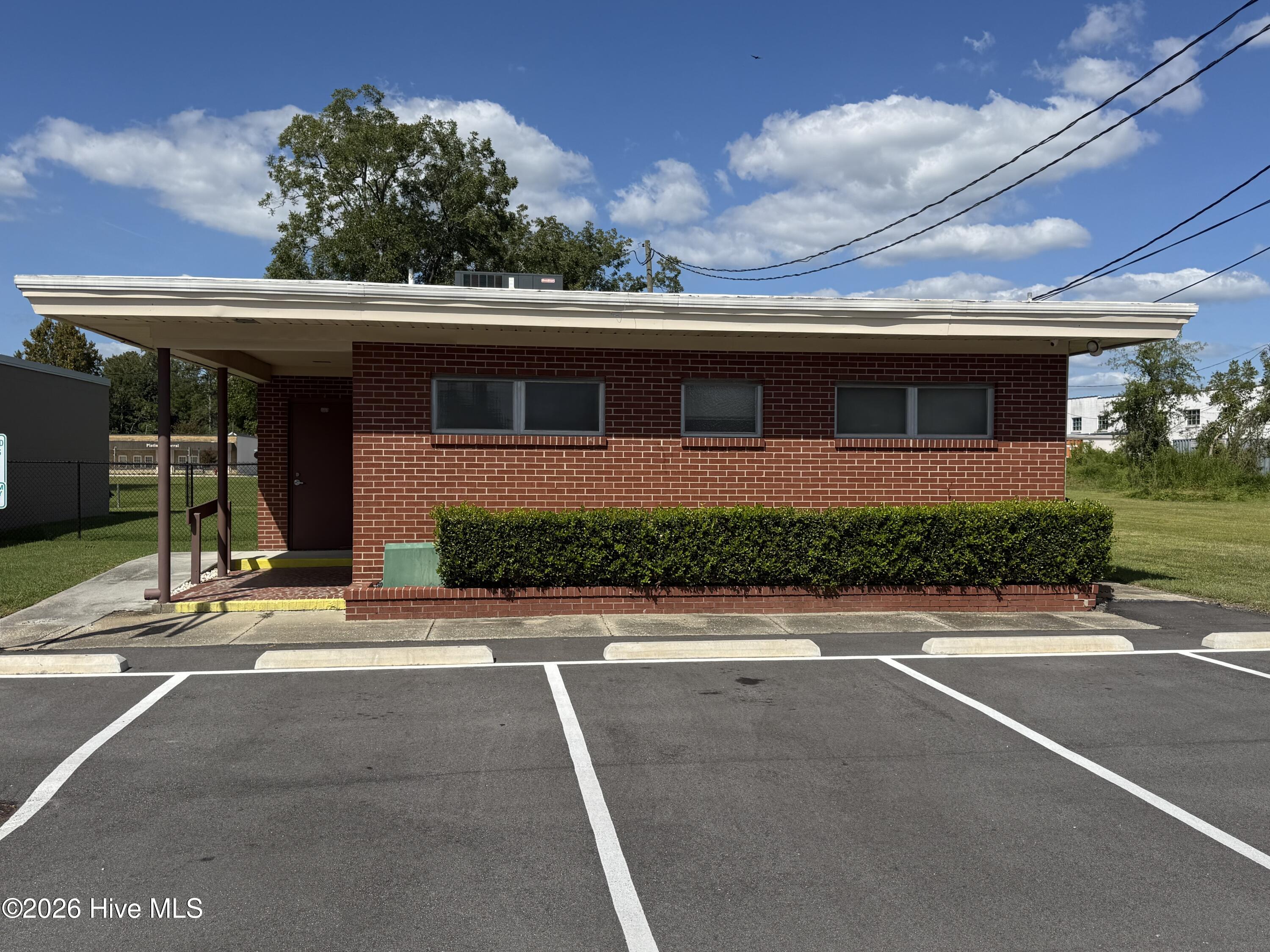 615 College Street — photo