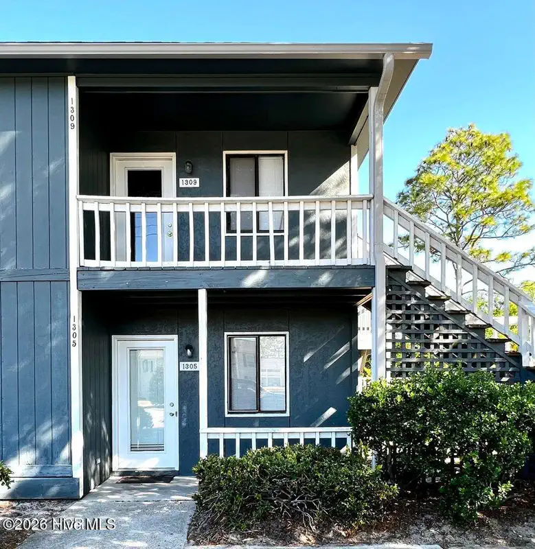 1305 Wellington Avenue — photo
