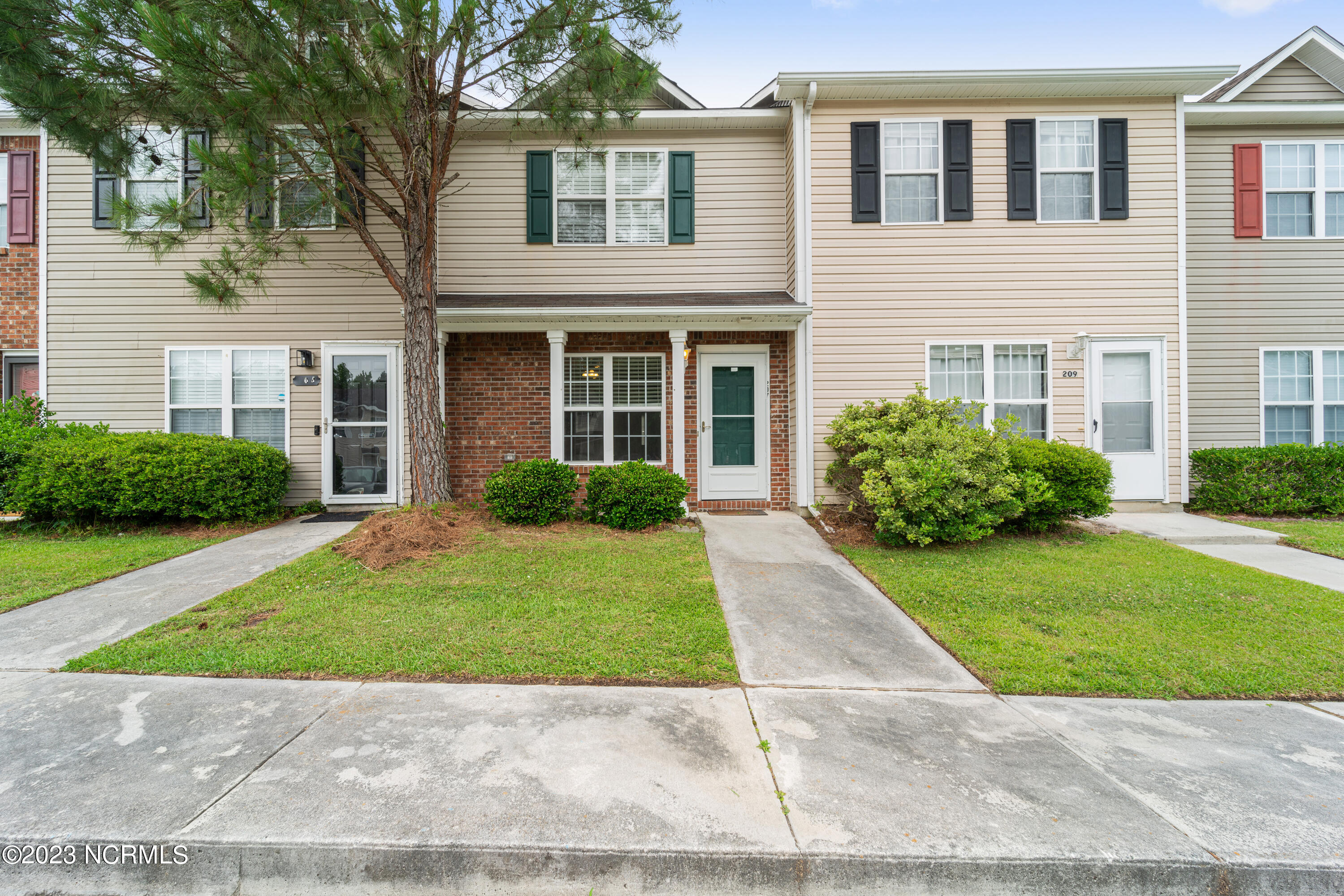 207 Pinegrove Court — photo