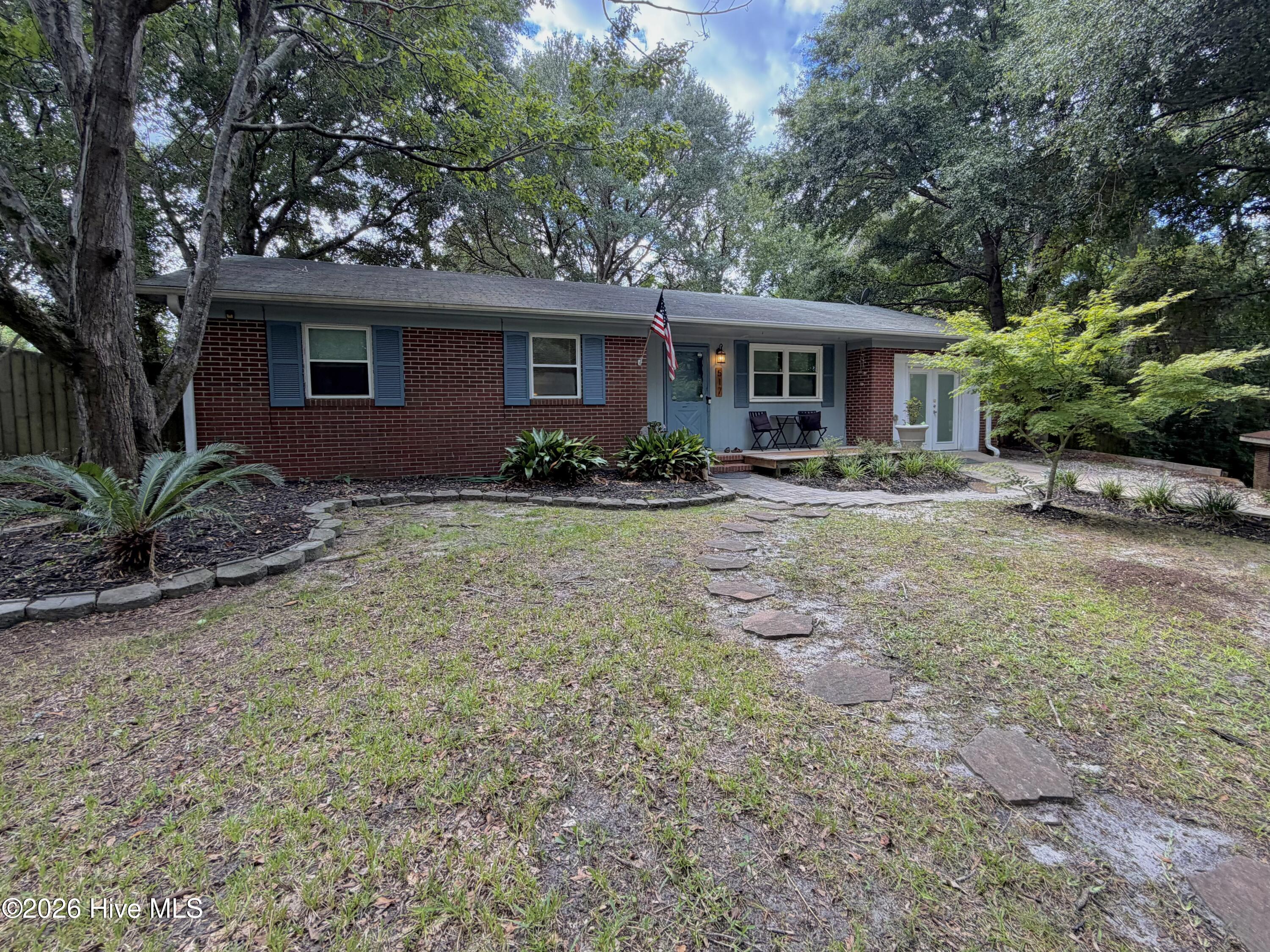 517 Voltaire Place — photo