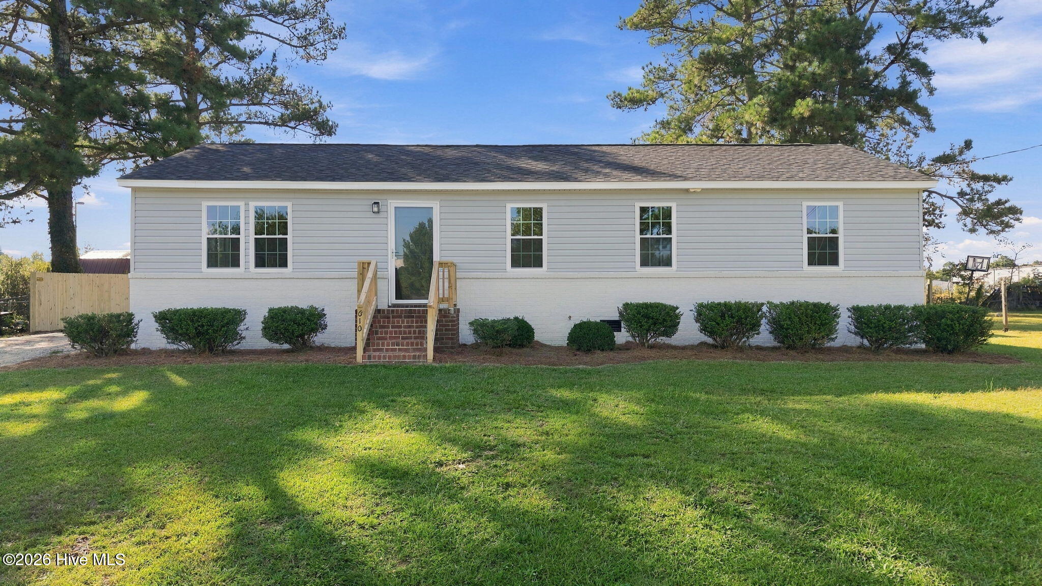 610 Lakeview Drive — photo