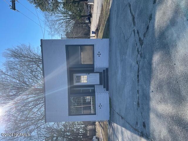 411 Hines Street W — photo