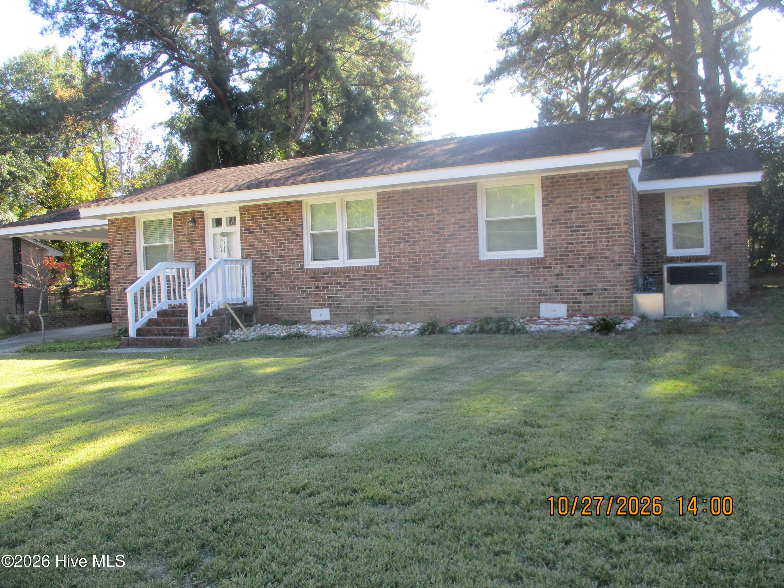 1703 Woodside Drive W — photo