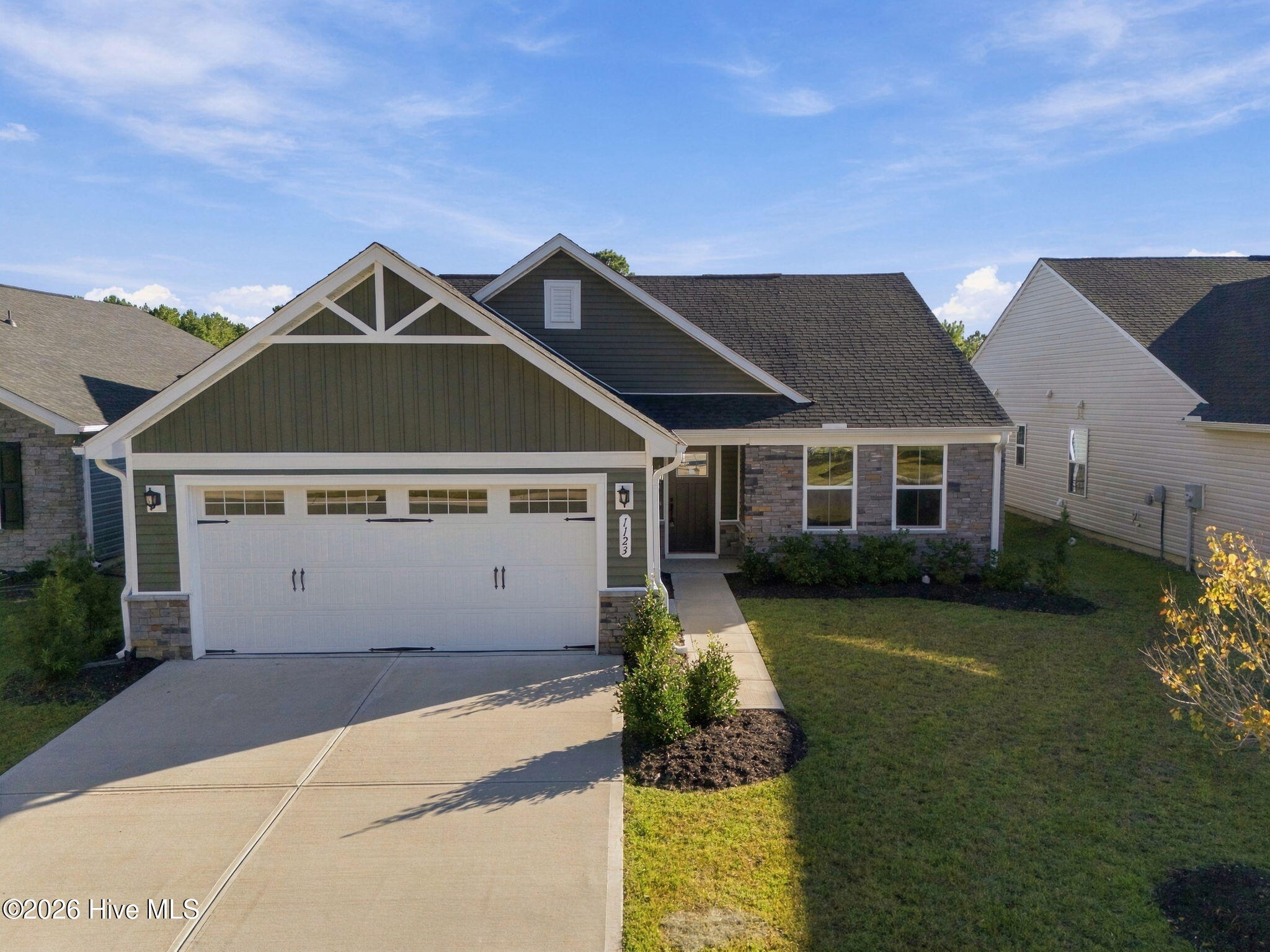 1123 Middle Crest Drive NE — photo