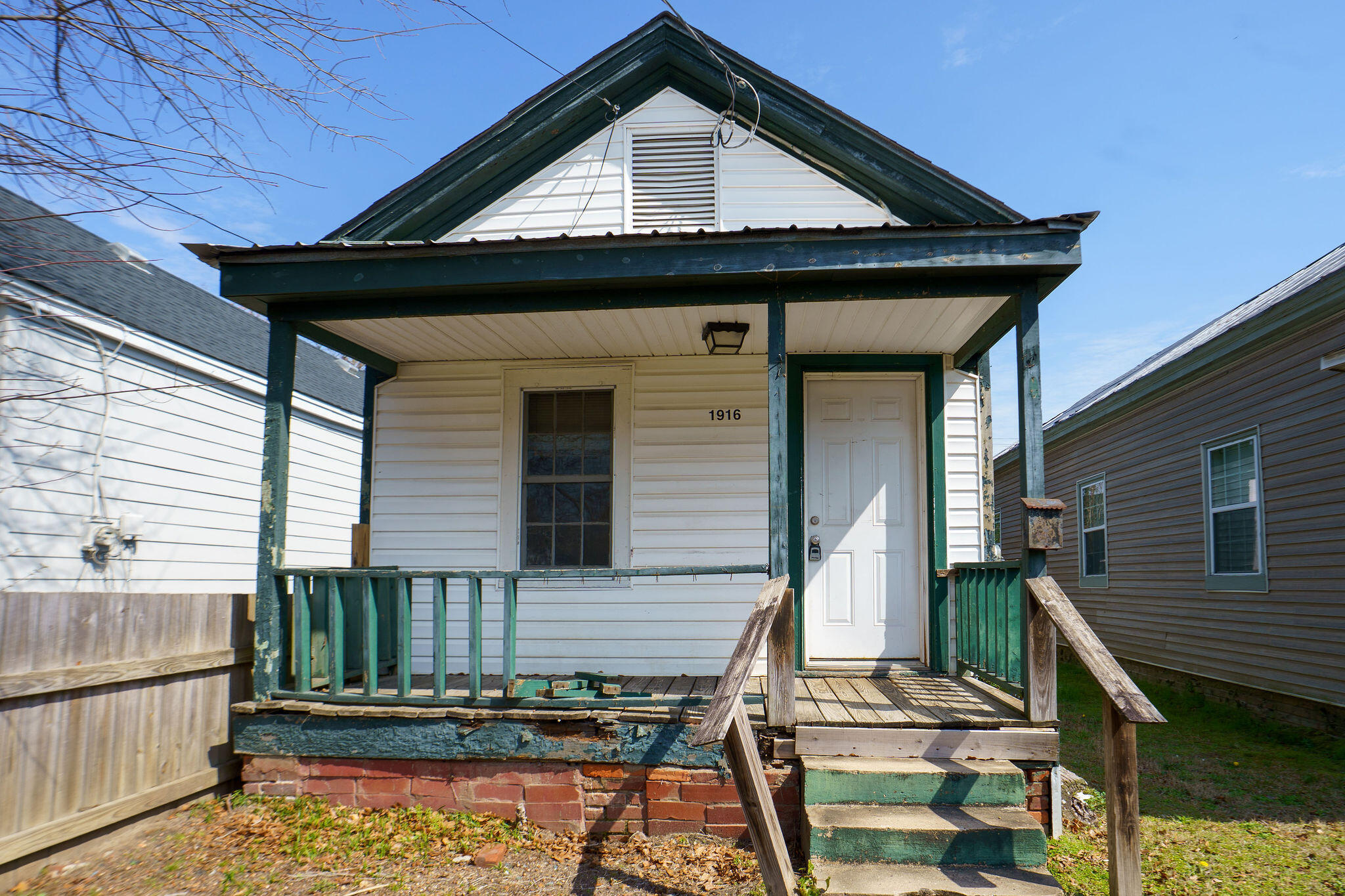 1916 Walker Street — photo