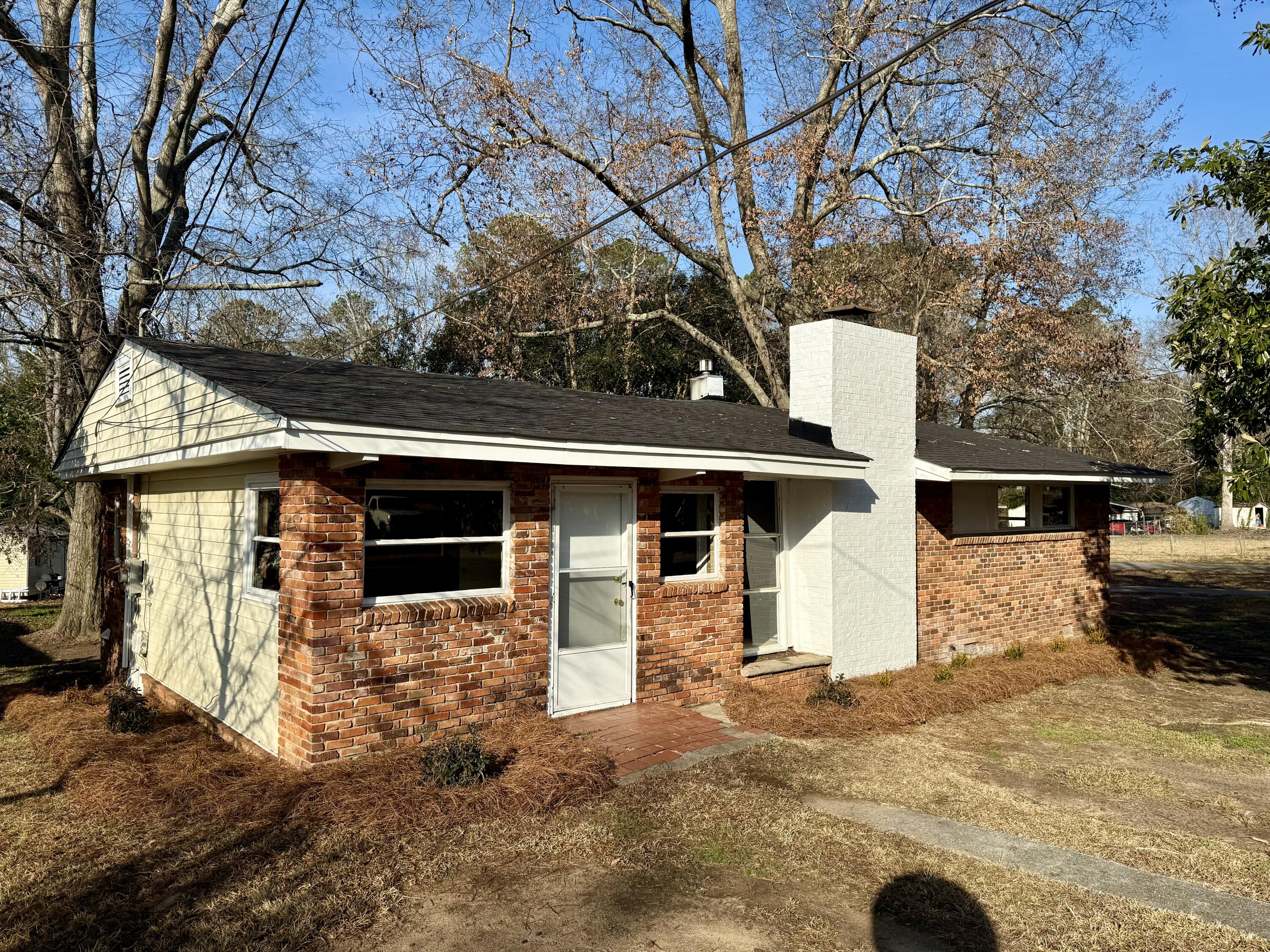 609 Hillcrest Drive — photo