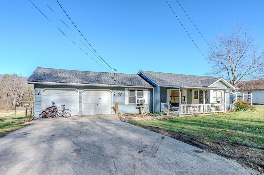 385 Aquone — photo