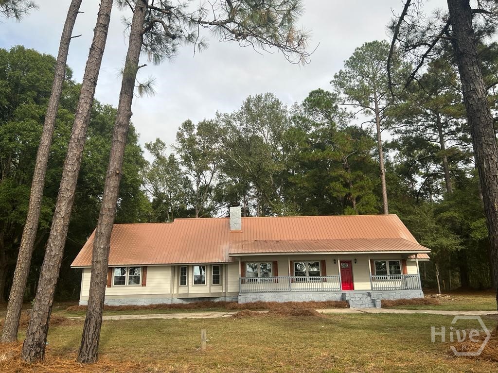 1435 Lake Drive E — photo