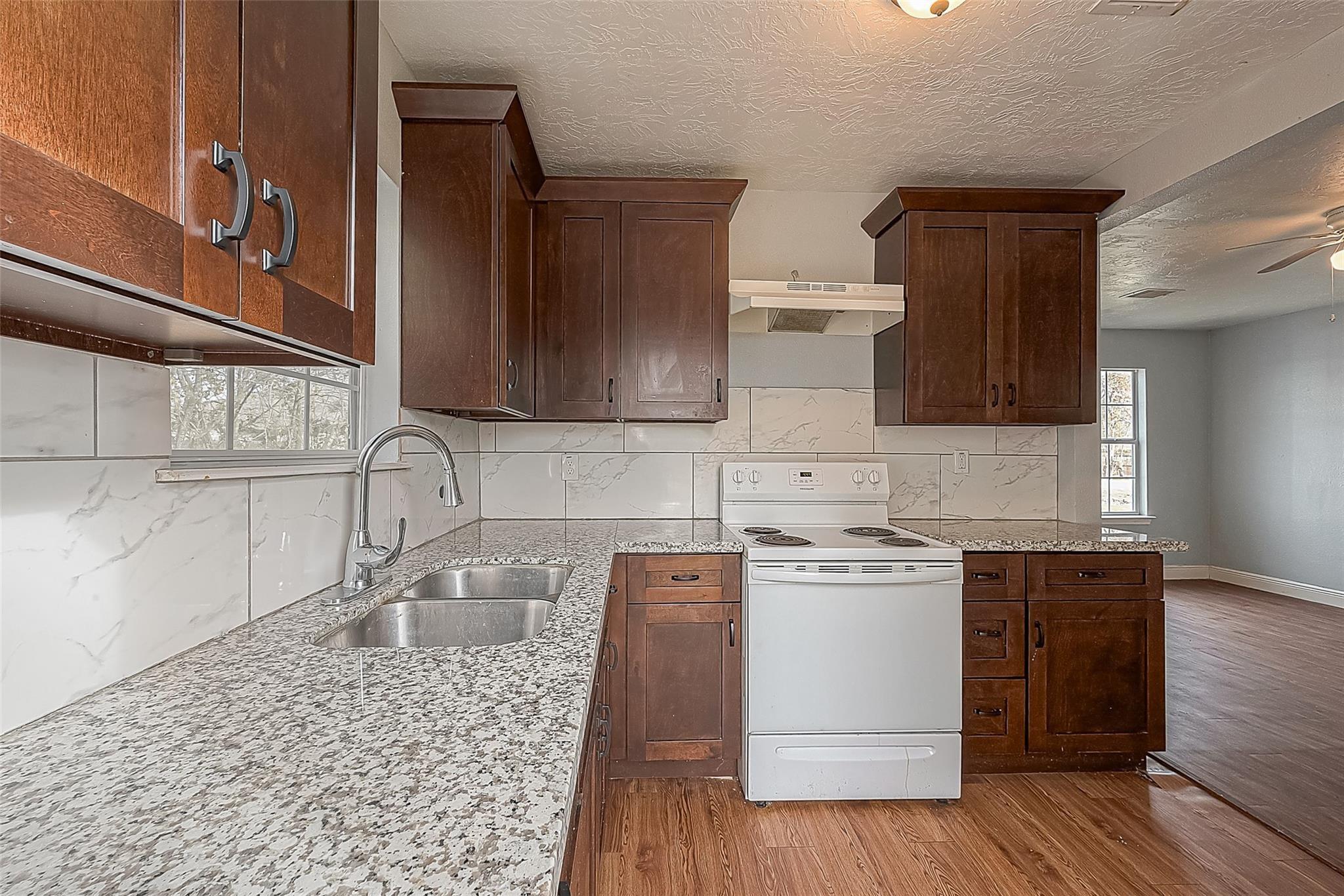 4006 Sunflower Street — photo