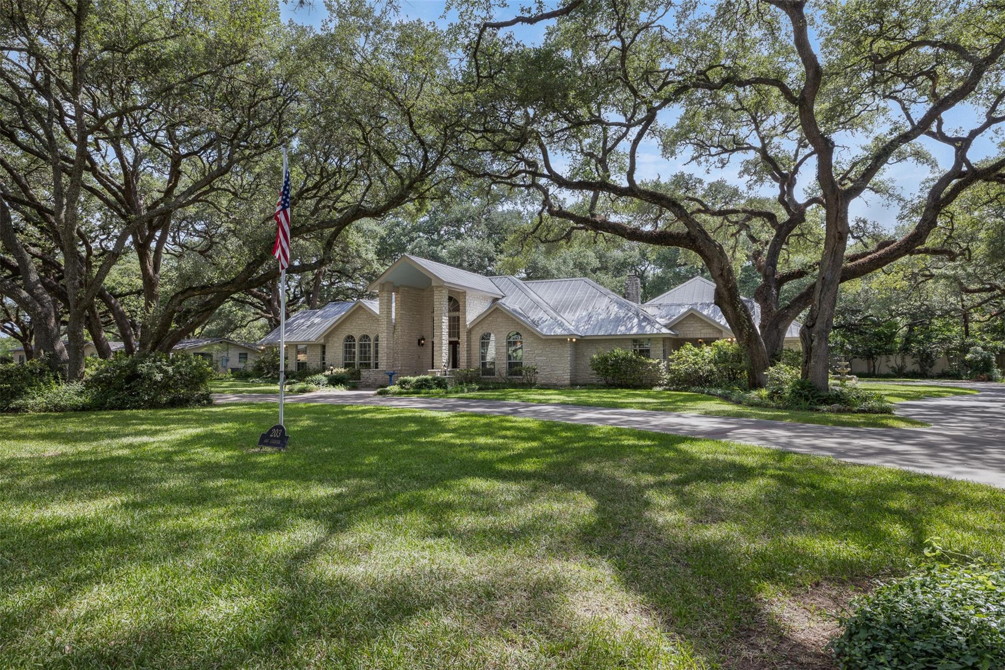 203 Oak Cluster Drive — photo