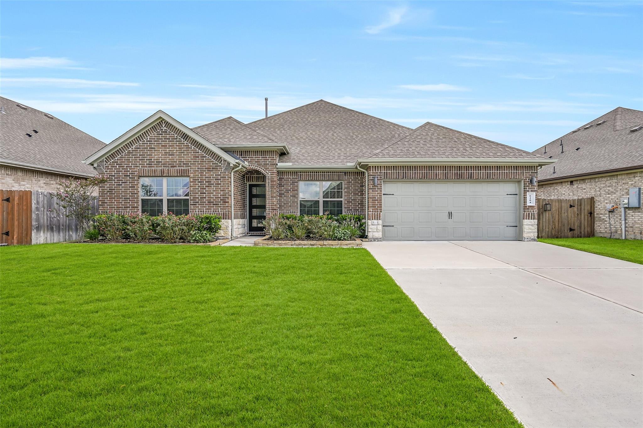 6204 Red Oak Court — photo
