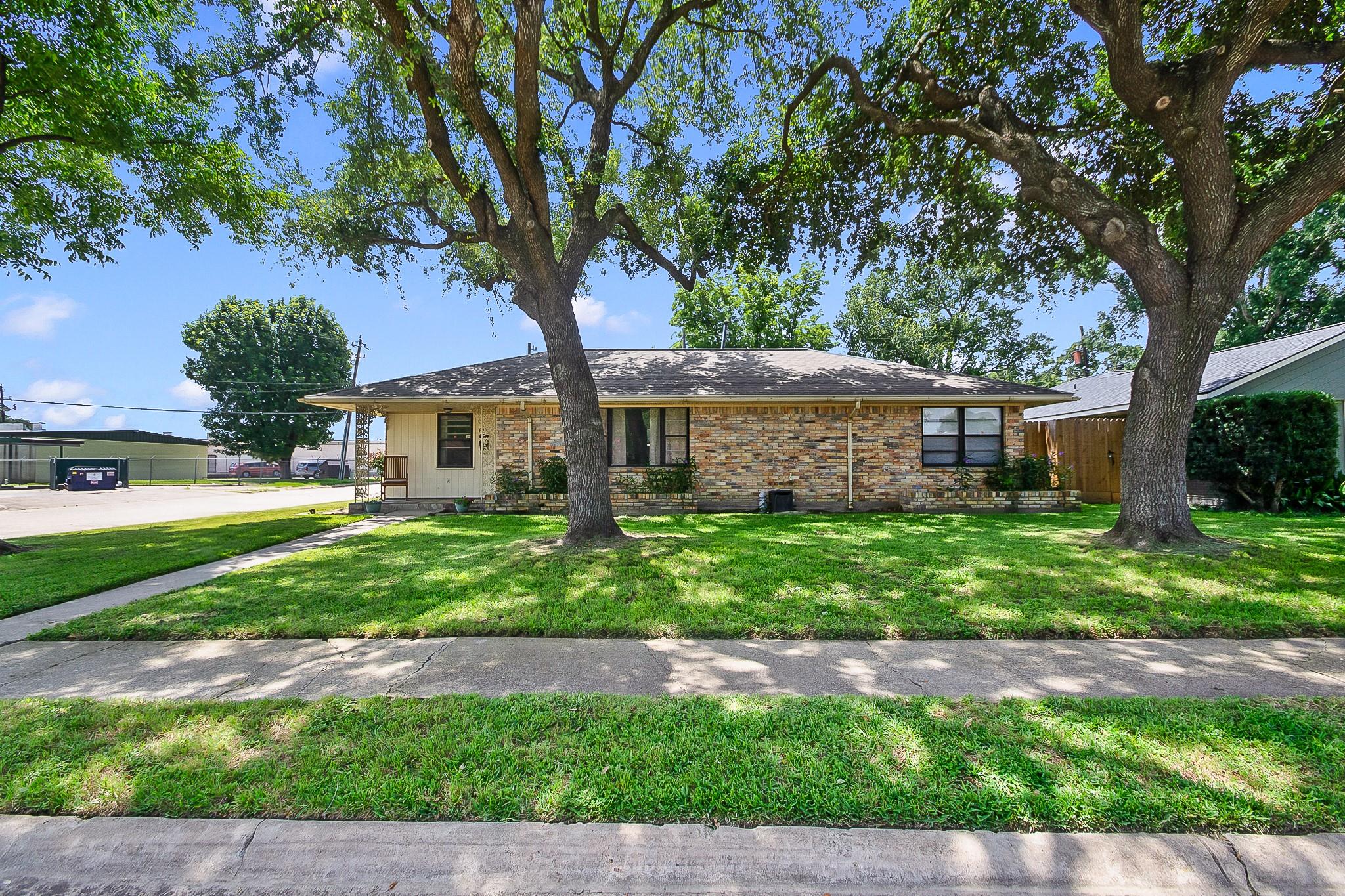4923 Saxon Drive — photo