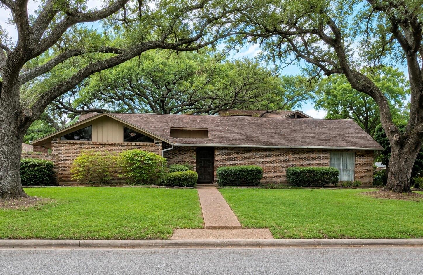 2721 Oak Drive — photo