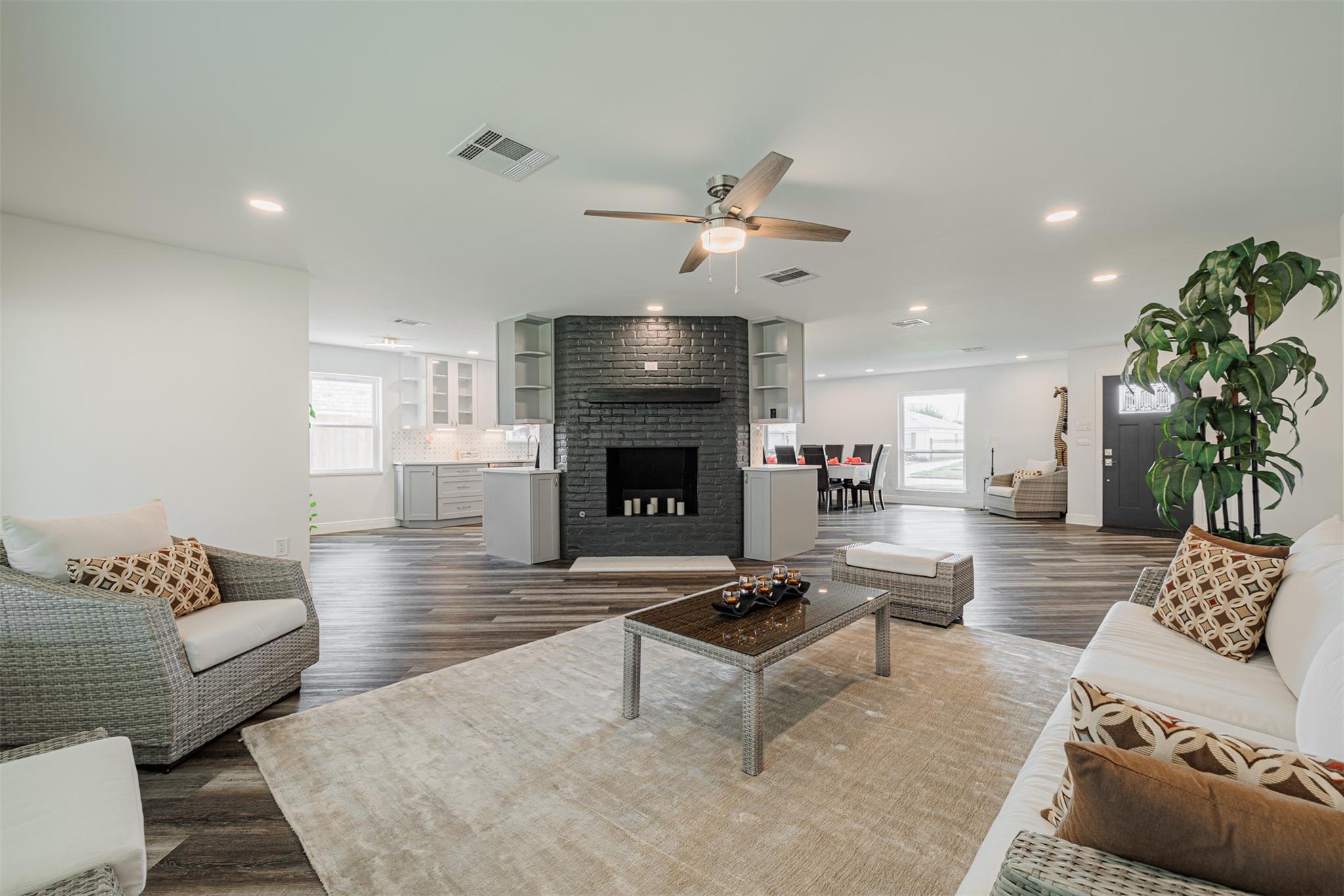 8526 Hiawatha Drive — photo