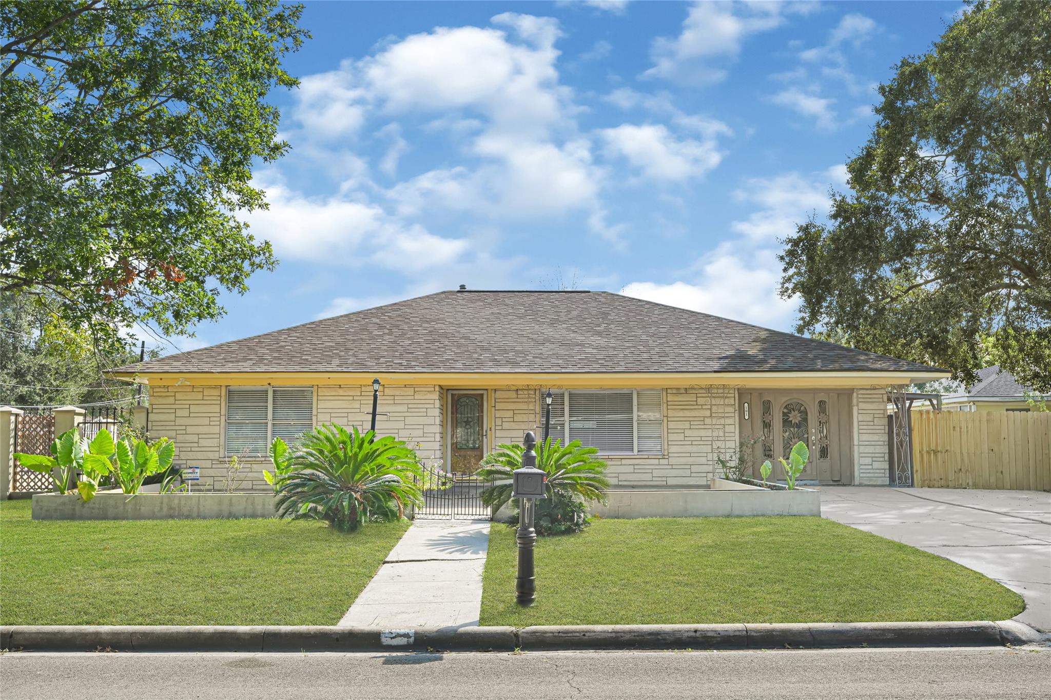 101 Live Oak Street — photo