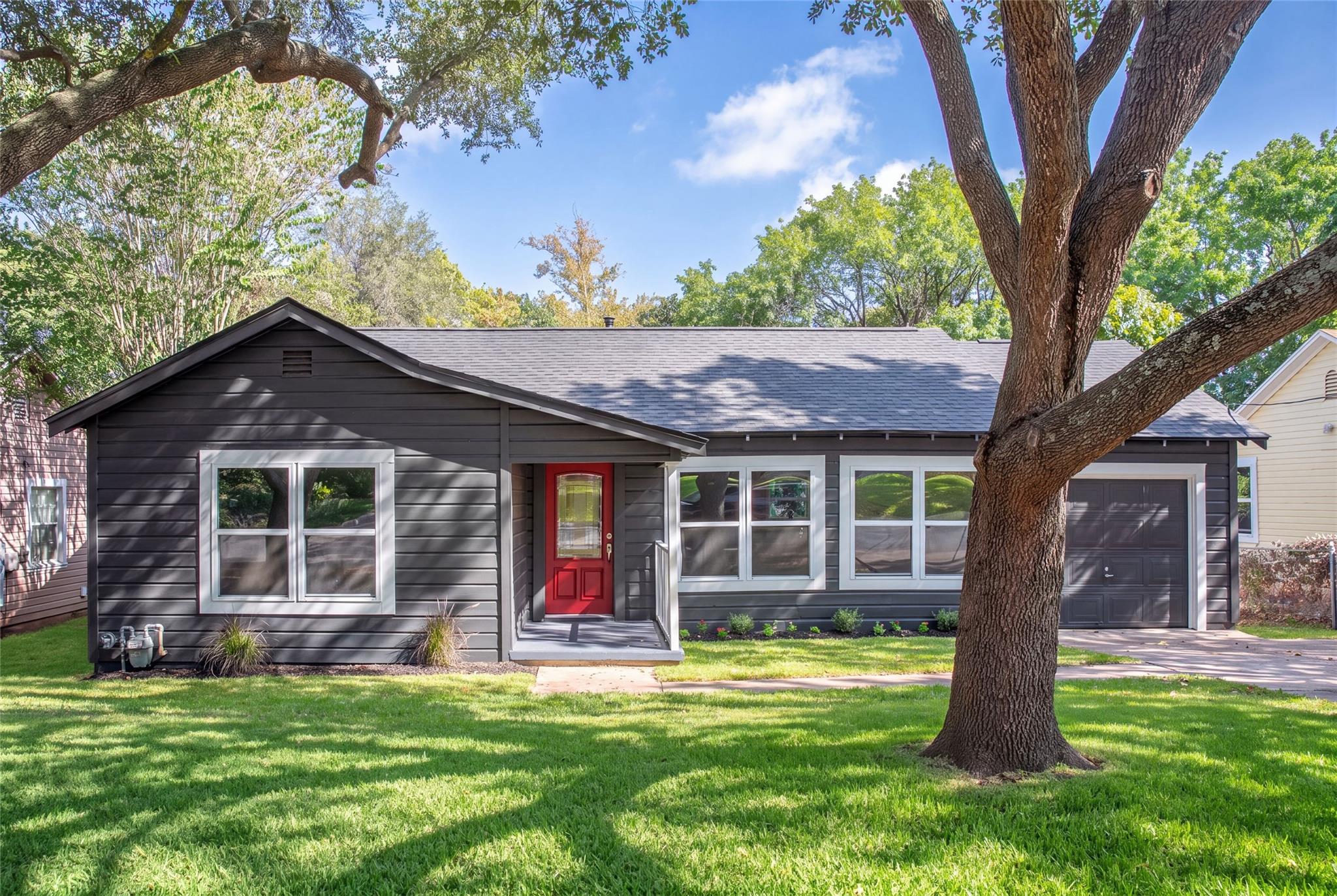 805 E Tom Green Street — photo