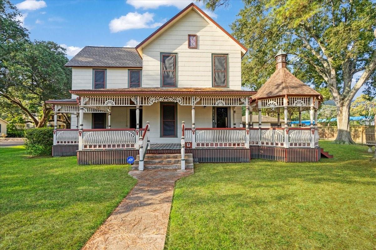 816 W Adoue Street — photo