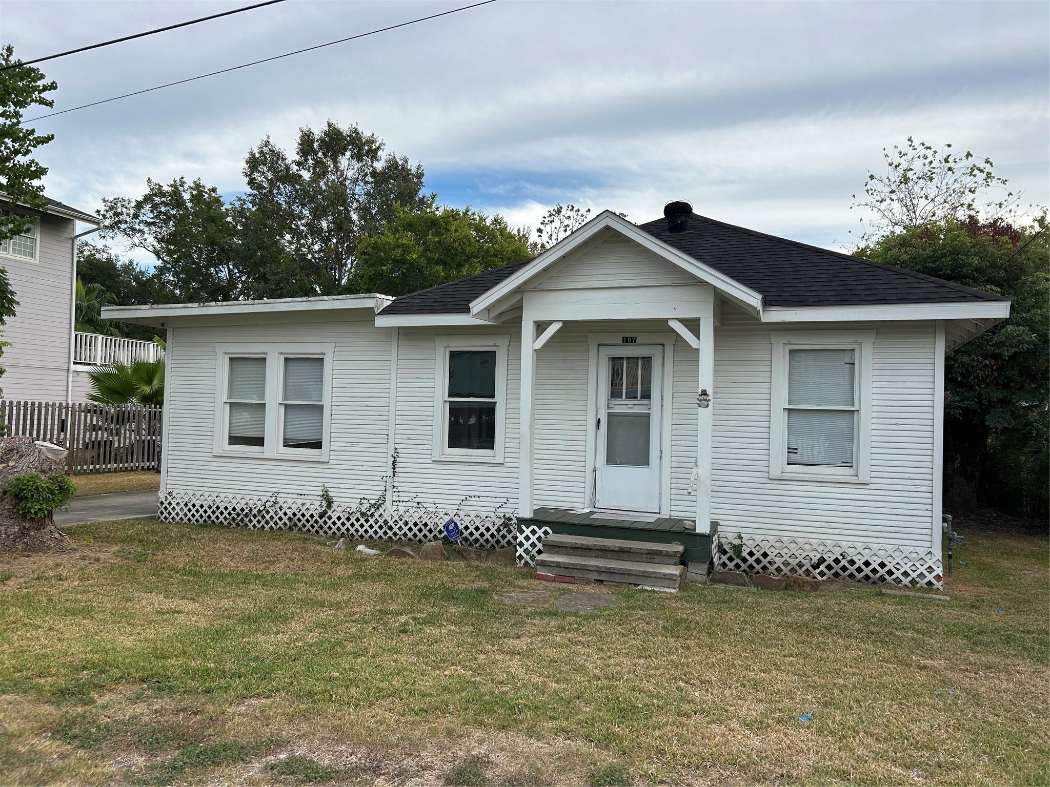107 Bay Oaks Drive — photo